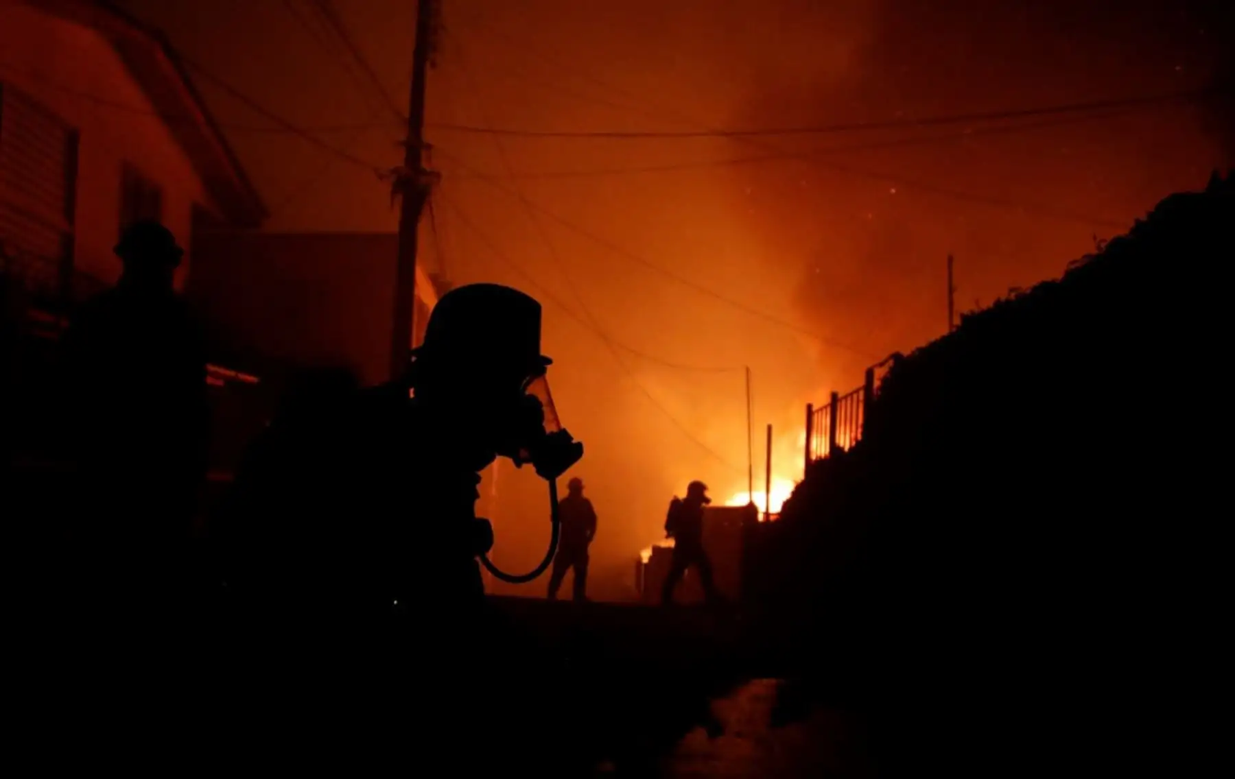Además de las pérdidas humanas, hay entre 3.000 y 6.000 viviendas afectadas en los incendios forestales más mortíferos de la última década. .Foto: AFP