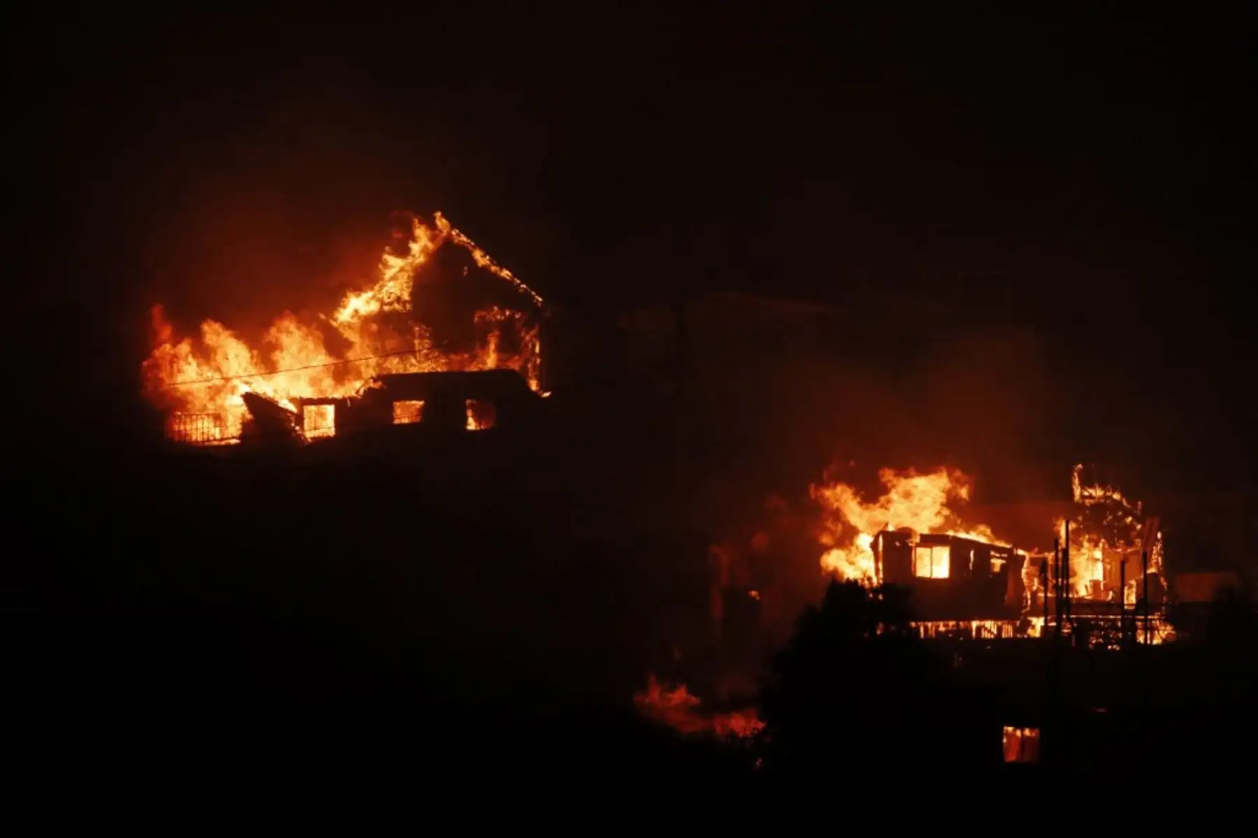 Además de las pérdidas humanas, hay entre 3.000 y 6.000 viviendas afectadas en los incendios forestales más mortíferos de la última década. Foto: AFP