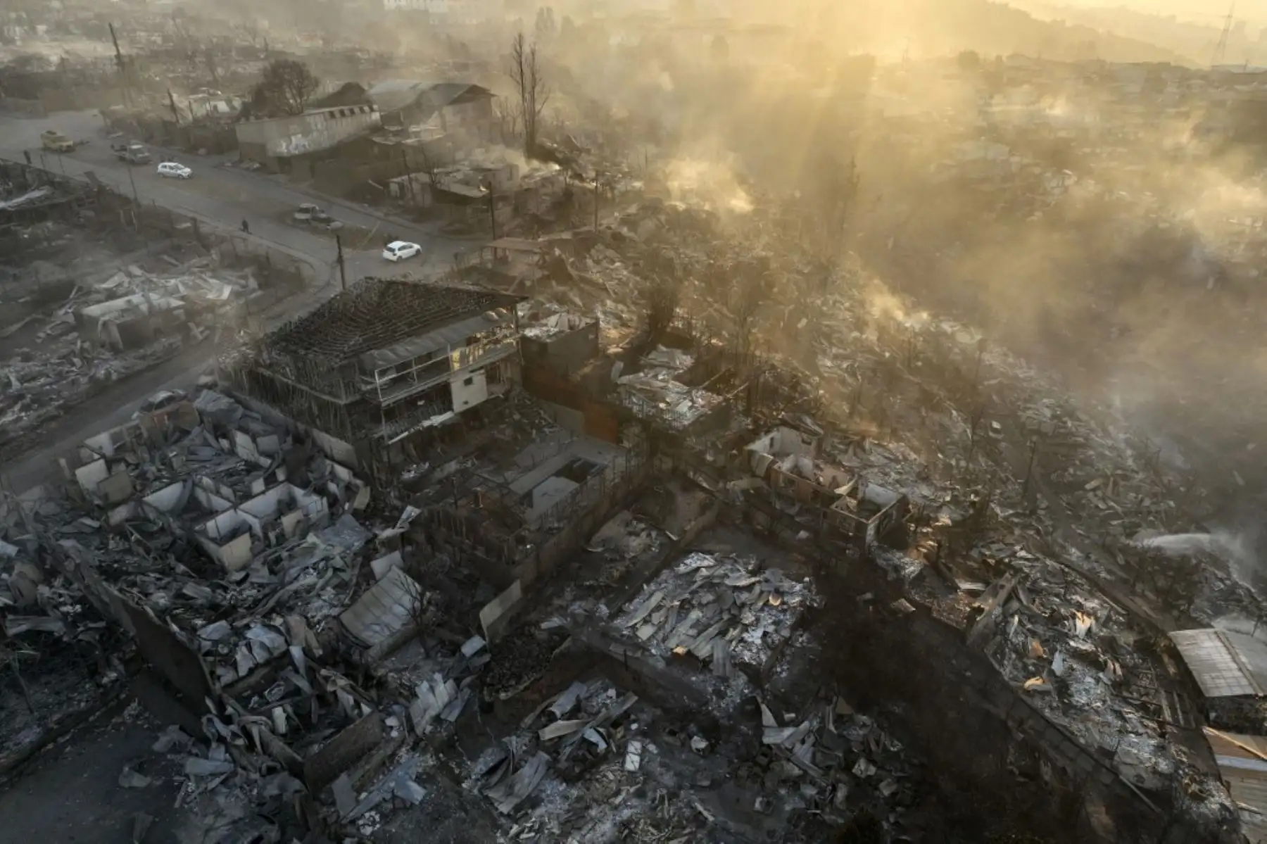 Las zonas más afectadas están cerca de las playas del Pacífico, 80 y 120 km al noroeste de Santiago, donde funcionan empresas vitivinícolas, agrícolas y madereras.  Foto: AFP