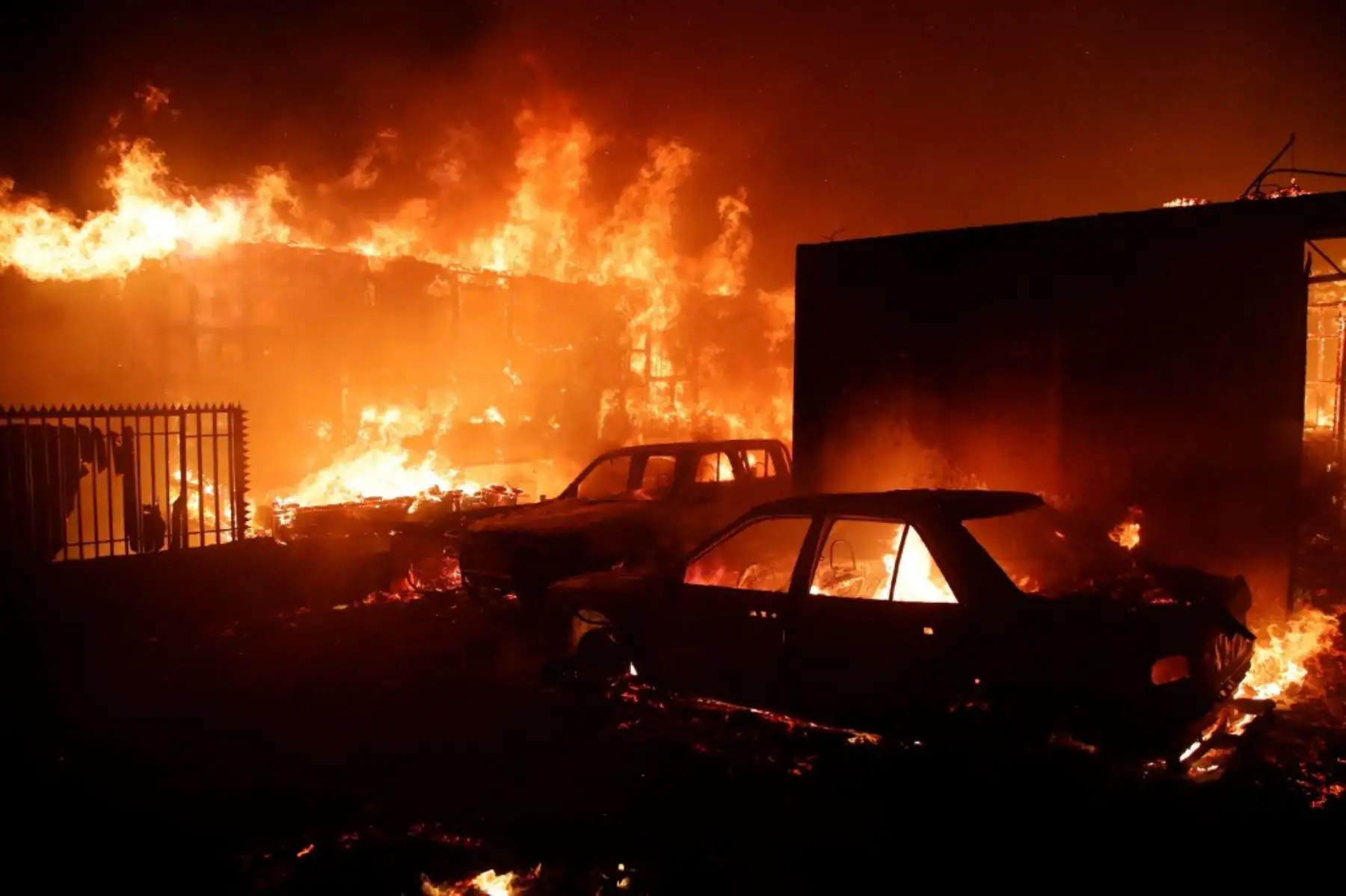 Los fuertes vientos están arrastrando las llamas hacia fábricas de transportes, pintura y muebles. El humo negro cubre el cielo a lo largo de varias calles en medio de explosiones que se suceden una tras otra, ante la impotencia de los bomberos. Foto: AFP