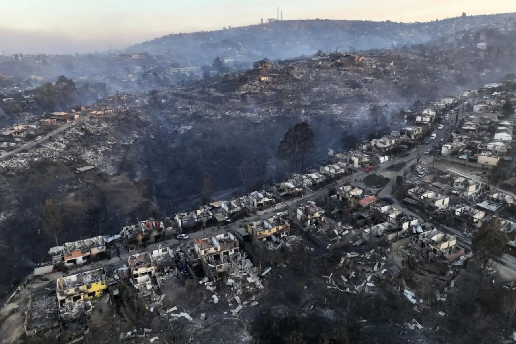Los fuertes vientos están arrastrando las llamas hacia fábricas de transportes, pintura y muebles. El humo negro cubre el cielo a lo largo de varias calles en medio de explosiones que se suceden una tras otra, ante la impotencia de los bomberos. Foto: AFP