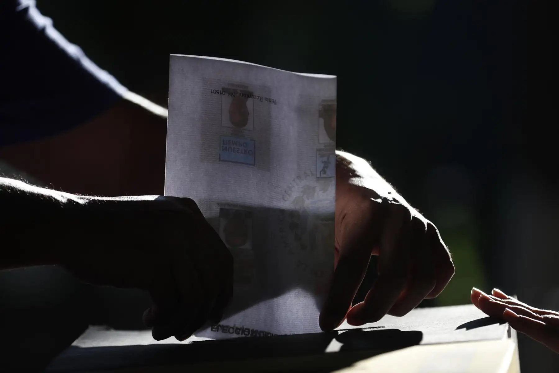 Un elector deposita su voto hoy, en el complejo educativo "Concha Viuda de Escalón" en San Salvador (El Salvador). Los centros de votación abrieron este domingo sus puertas en El Salvador para la celebración de las elecciones presidenciales y legislativas, en las que el actual presidente del país, Nayib Bukele, busca la reelección para un segundo mandato consecutivo y figura como gran favorito.
Foto: EFE