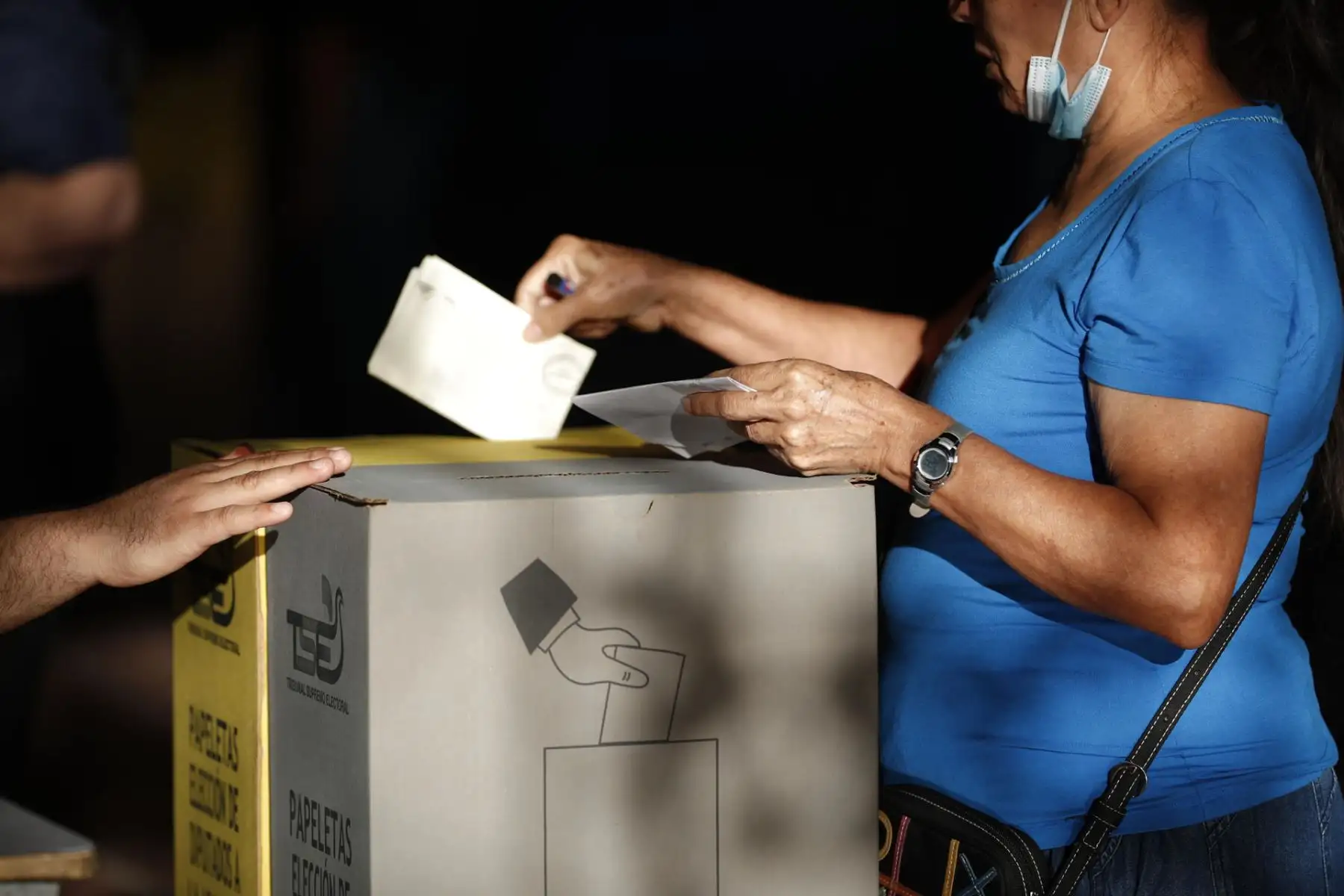 Un elector deposita su voto hoy, en el complejo educativo "Concha Viuda de Escalón" en San Salvador (El Salvador). Los centros de votación abrieron este domingo sus puertas en El Salvador para la celebración de las elecciones presidenciales y legislativas, en las que el actual presidente del país, Nayib Bukele, busca la reelección para un segundo mandato consecutivo y figura como gran favorito. 
Foto:EFE