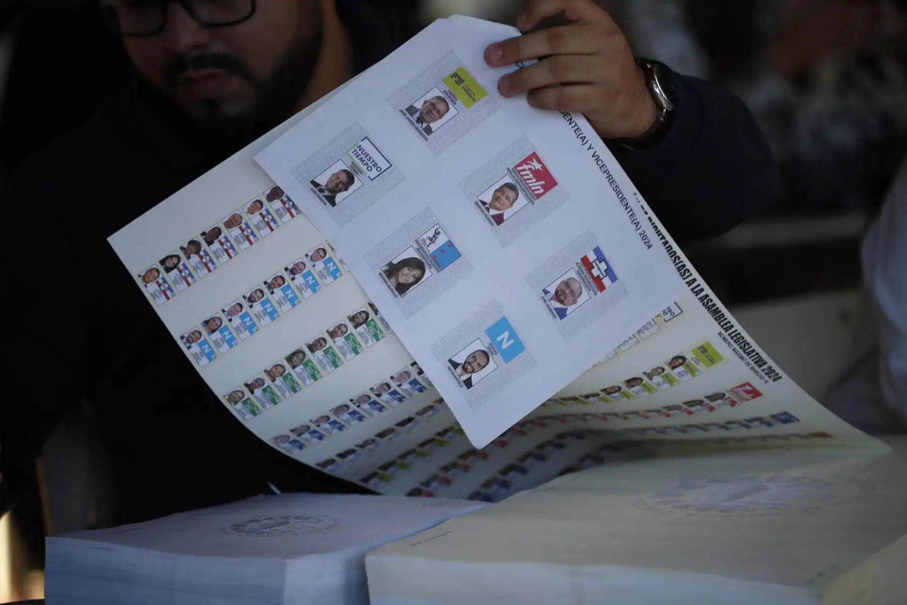 Un jurado electoral prepara la tarjeta que entregará a un votante hoy, en el complejo educativo "Concha Viuda de Escalón" en San Salvador (El Salvador). Los centros de votación abrieron este domingo sus puertas en El Salvador para la celebración de las elecciones presidenciales y legislativas, en las que el actual presidente del país, Nayib Bukele, busca la reelección para un segundo mandato consecutivo y figura como gran favorito.
Foto:EFE