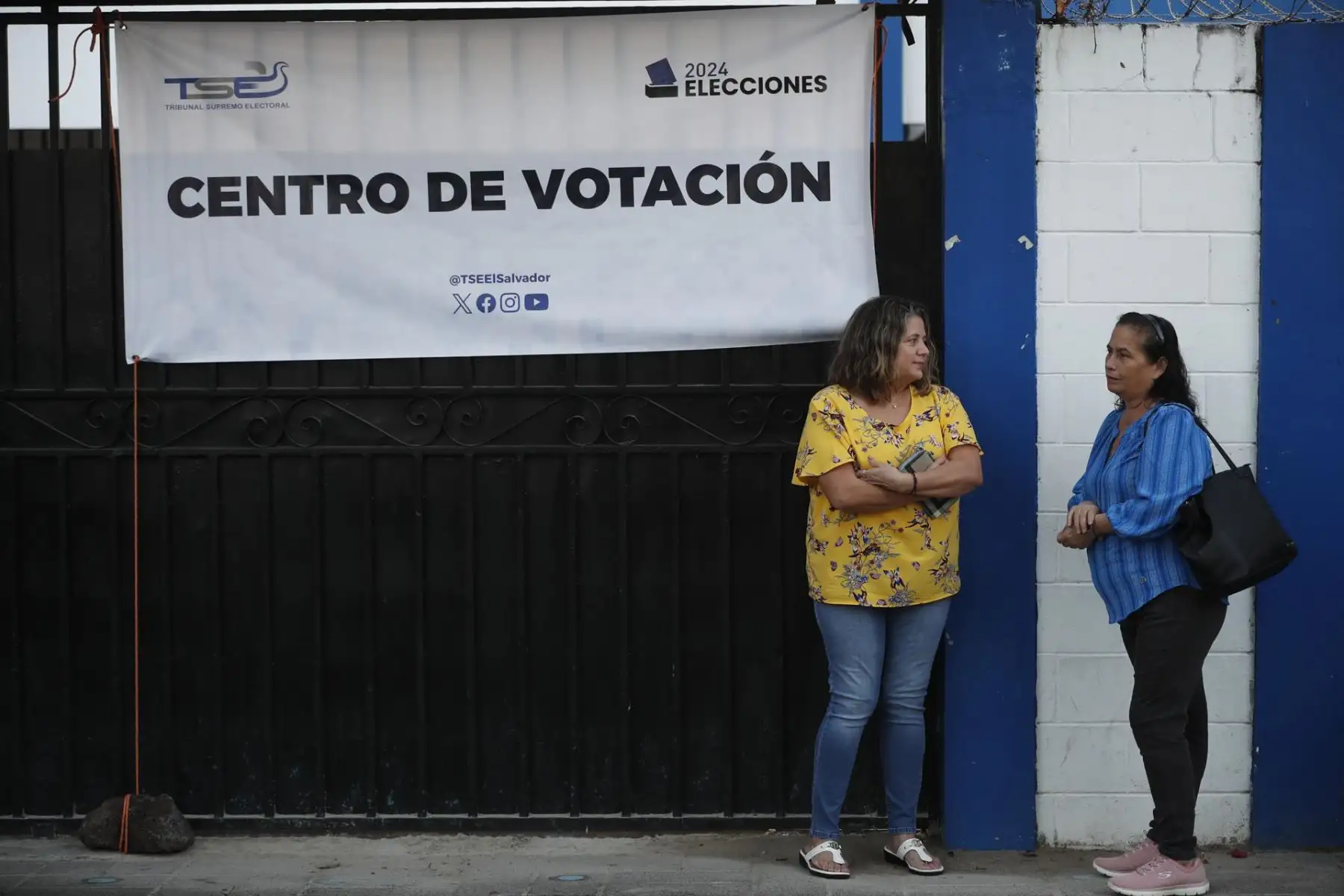 Dos mujeres hacen fila para ingresar a un centro de votación hoy, en el complejo educativo "Concha Viuda de Escalón" en San Salvador (El Salvador). Los centros de votación abrieron este domingo sus puertas en El Salvador para la celebración de las elecciones presidenciales y legislativas, en las que el actual presidente del país, Nayib Bukele, busca la reelección para un segundo mandato consecutivo y figura como gran favorito.
Foto:EFE