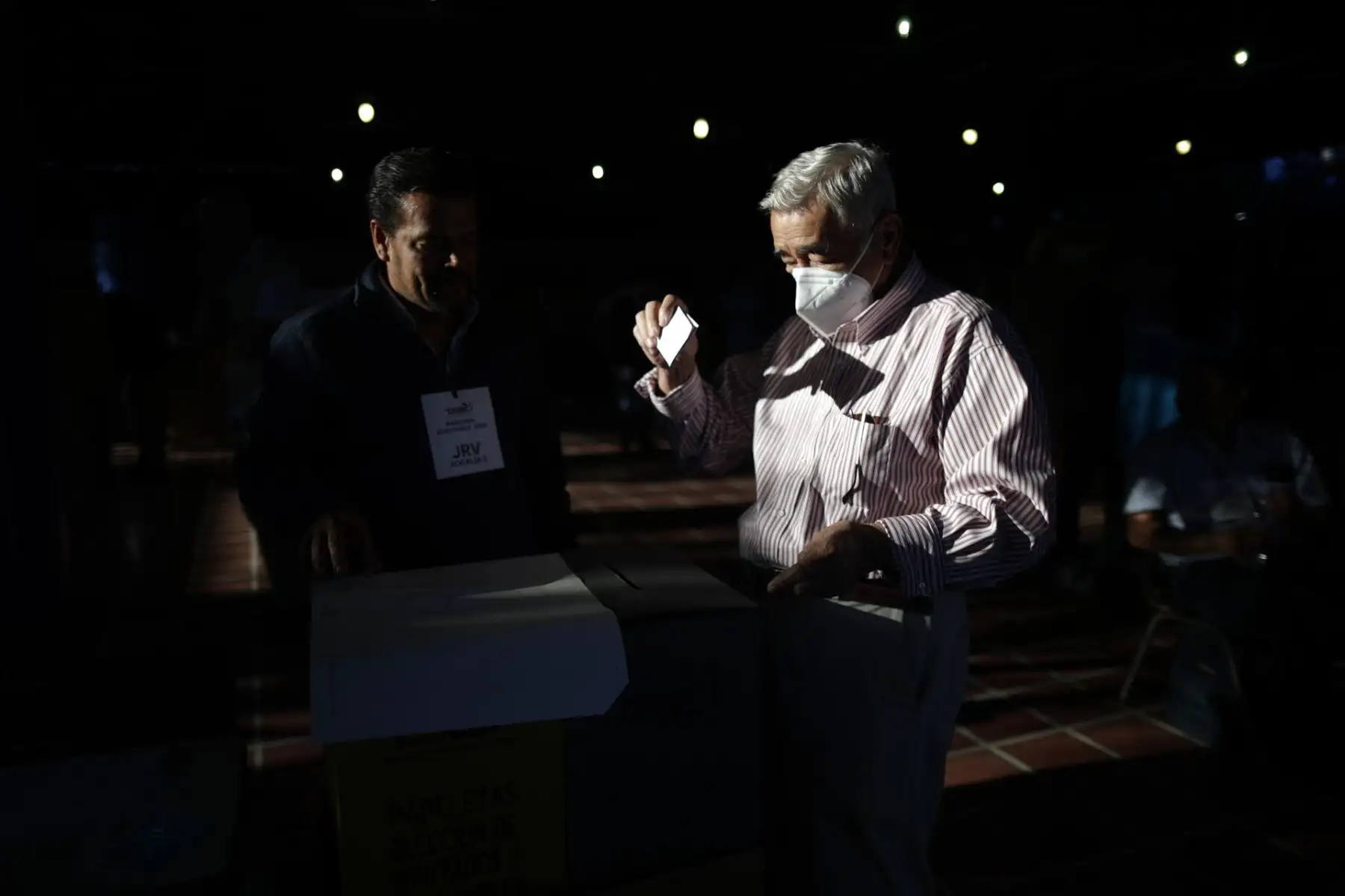 Un elector marca su voto hoy, en el complejo educativo "Concha Viuda de Escalón" en San Salvador (El Salvador). Los centros de votación abrieron este domingo sus puertas en El Salvador para la celebración de las elecciones presidenciales y legislativas, en las que el actual presidente del país, Nayib Bukele, busca la reelección para un segundo mandato consecutivo y figura como gran favorito. 
Foto: EFE