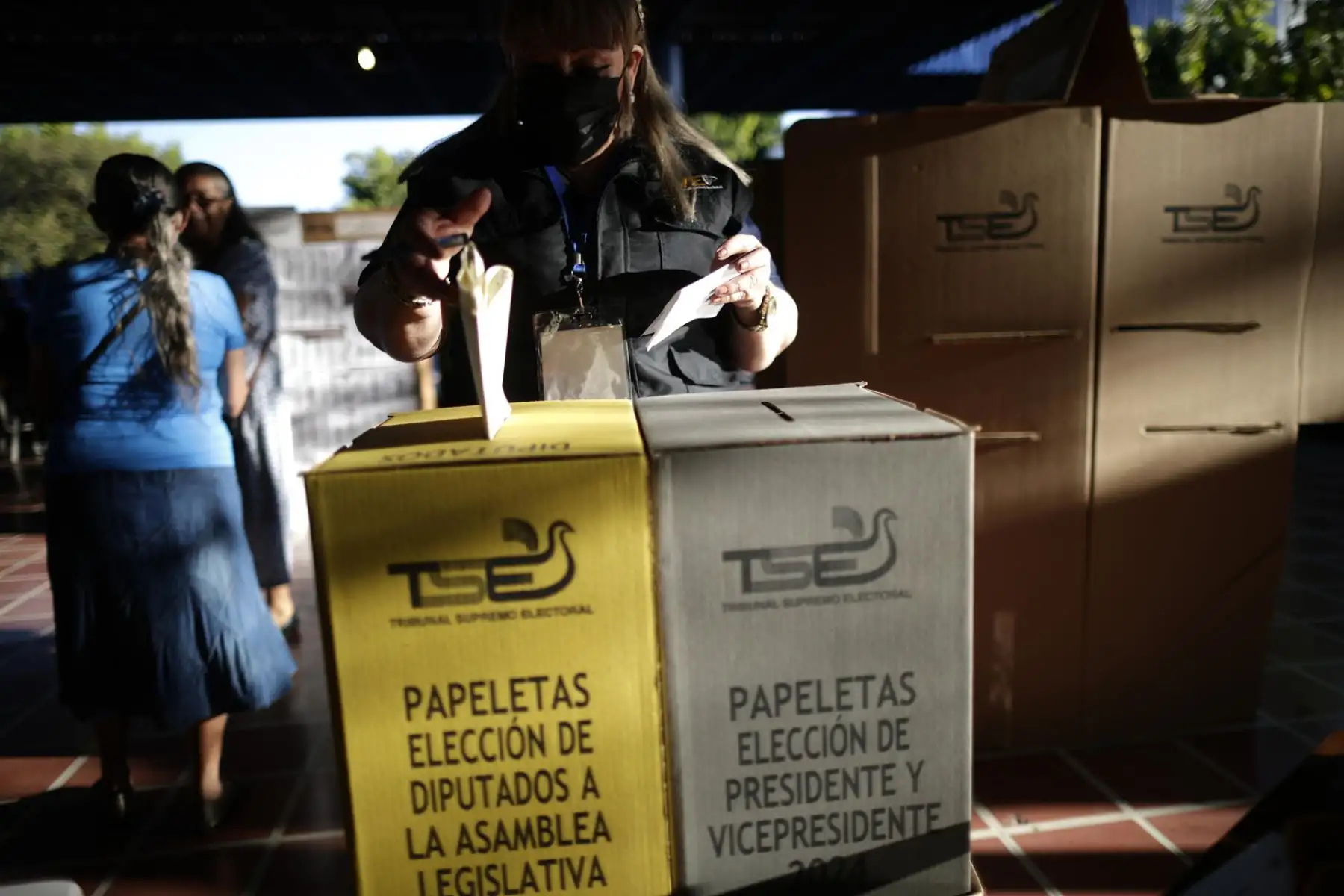Una electora vota hoy, en el complejo educativo "Concha Viuda de Escalón" en San Salvador (El Salvador). Los centros de votación abrieron este domingo sus puertas en El Salvador para la celebración de las elecciones presidenciales y legislativas, en las que el actual presidente del país, Nayib Bukele, busca la reelección para un segundo mandato consecutivo y figura como gran favorito.
Foto:EFE