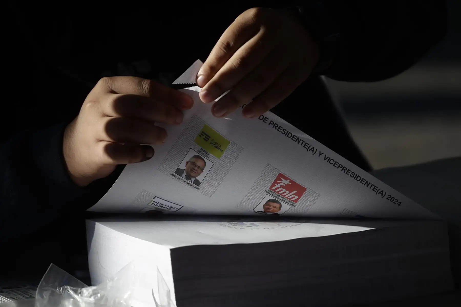 Jurados electorales alistan las tarjetas para los votantes hoy, en un centro de votación en el Teatro de Cámara en San Salvador (El Salvador). Los centros de votación abrieron este domingo sus puertas en El Salvador para la celebración de las elecciones presidenciales y legislativas, en las que el actual presidente del país, Nayib Bukele, busca la reelección para un segundo mandato consecutivo y figura como gran favorito.
Foto:EFE