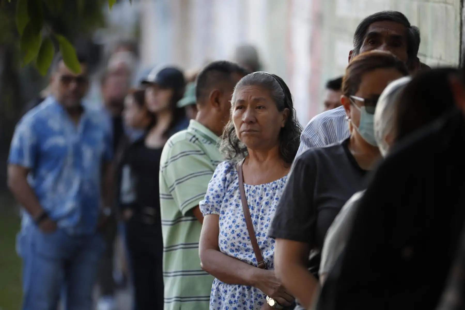 Electores hacen fila para ingresar a un centro de votación hoy, en el complejo educativo "Concha Viuda de Escalón" en San Salvador (El Salvador). Los centros de votación abrieron este domingo sus puertas en El Salvador para la celebración de las elecciones presidenciales y legislativas, en las que el actual presidente del país, Nayib Bukele, busca la reelección para un segundo mandato consecutivo y figura como gran favorito. 
Foto:EFE