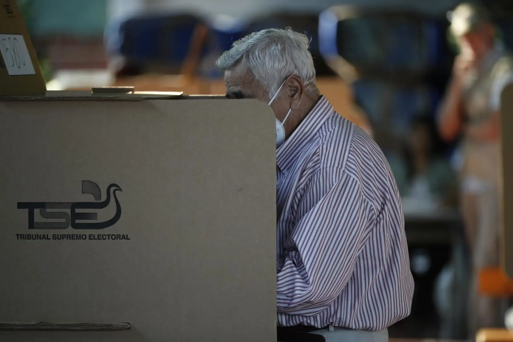 Un elector marca su voto hoy, en el complejo educativo "Concha Viuda de Escalón" en San Salvador (El Salvador). Los centros de votación abrieron este domingo sus puertas en El Salvador para la celebración de las elecciones presidenciales y legislativas, en las que el actual presidente del país, Nayib Bukele, busca la reelección para un segundo mandato consecutivo y figura como gran favorito.
Foto:EFE