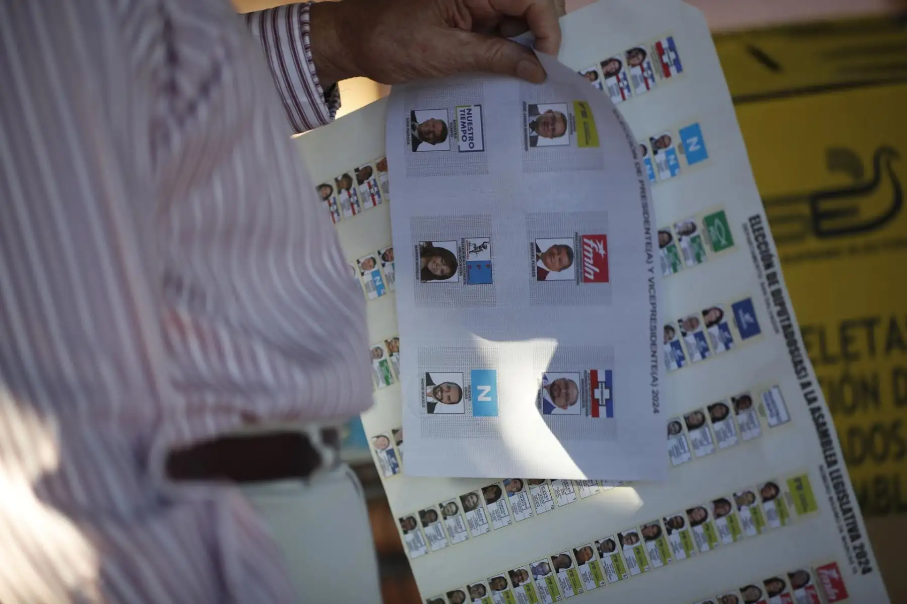 Un elector se dispone a marcar su voto hoy, en el complejo educativo "Concha Viuda de Escalón" en San Salvador (El Salvador). Los centros de votación abrieron este domingo sus puertas en El Salvador para la celebración de las elecciones presidenciales y legislativas, en las que el actual presidente del país, Nayib Bukele, busca la reelección para un segundo mandato consecutivo y figura como gran favorito.
Foto:EFE