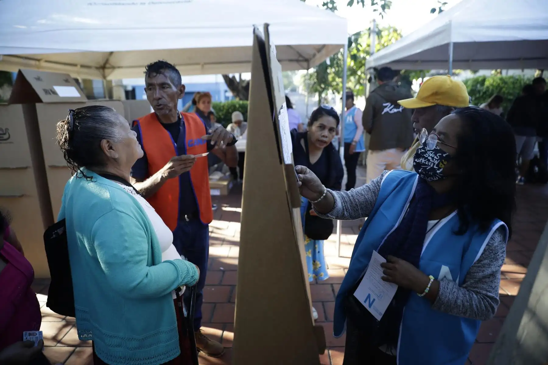 Electores revisan su mesa de votación hoy, en un centro de votación en el Teatro de Cámara en San Salvador (El Salvador). Los centros de votación abrieron este domingo sus puertas en El Salvador para la celebración de las elecciones presidenciales y legislativas, en las que el actual presidente del país, Nayib Bukele, busca la reelección para un segundo mandato consecutivo y figura como gran favorito.
Foto:EFE