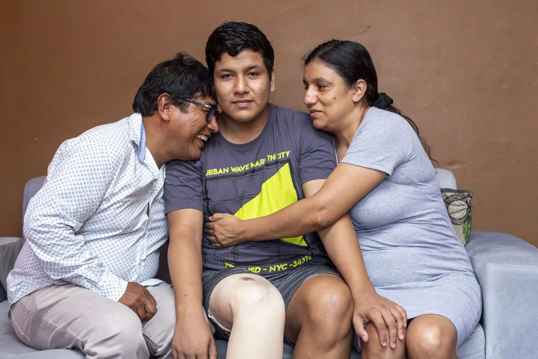 EsSalud salvó la vida de 11 mil 924 pacientes con cáncer durante el 2023.
Luis Salazar el mayor de los tres hijos de la familia Salazar recibió a los 16 años, el diagnóstico de osteosarcoma en la pierna derecha. 
Foto:EsSalud