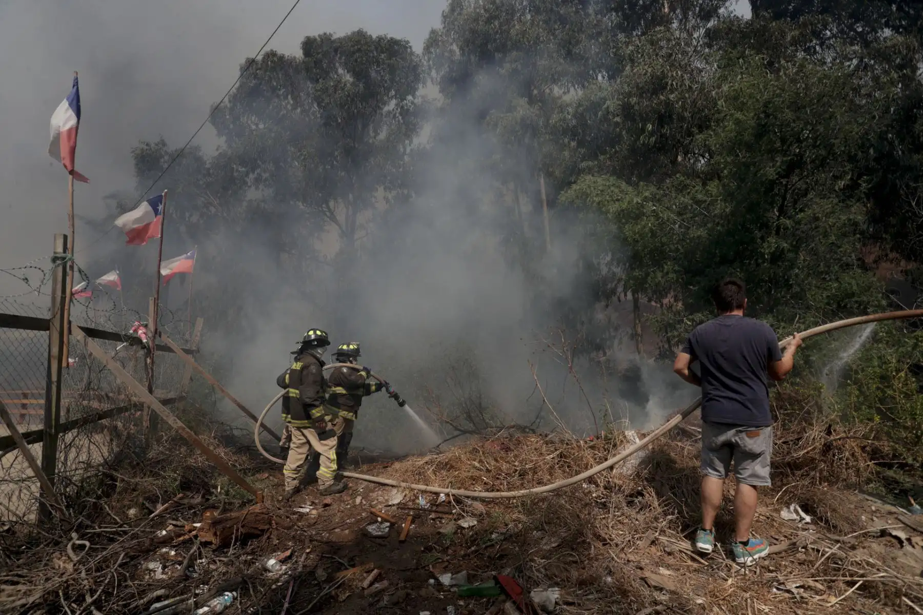Personas combaten el fuego junto a bomberos en la zona de Las Palmas, durante los incendios forestales que afectan a Viña del Mar hoy, Región de Valparaiso (Chile). Los incendios en la región central de Valparaíso han causado por lo menos 19 muertos, según reportes oficiales.
Foto: EFE