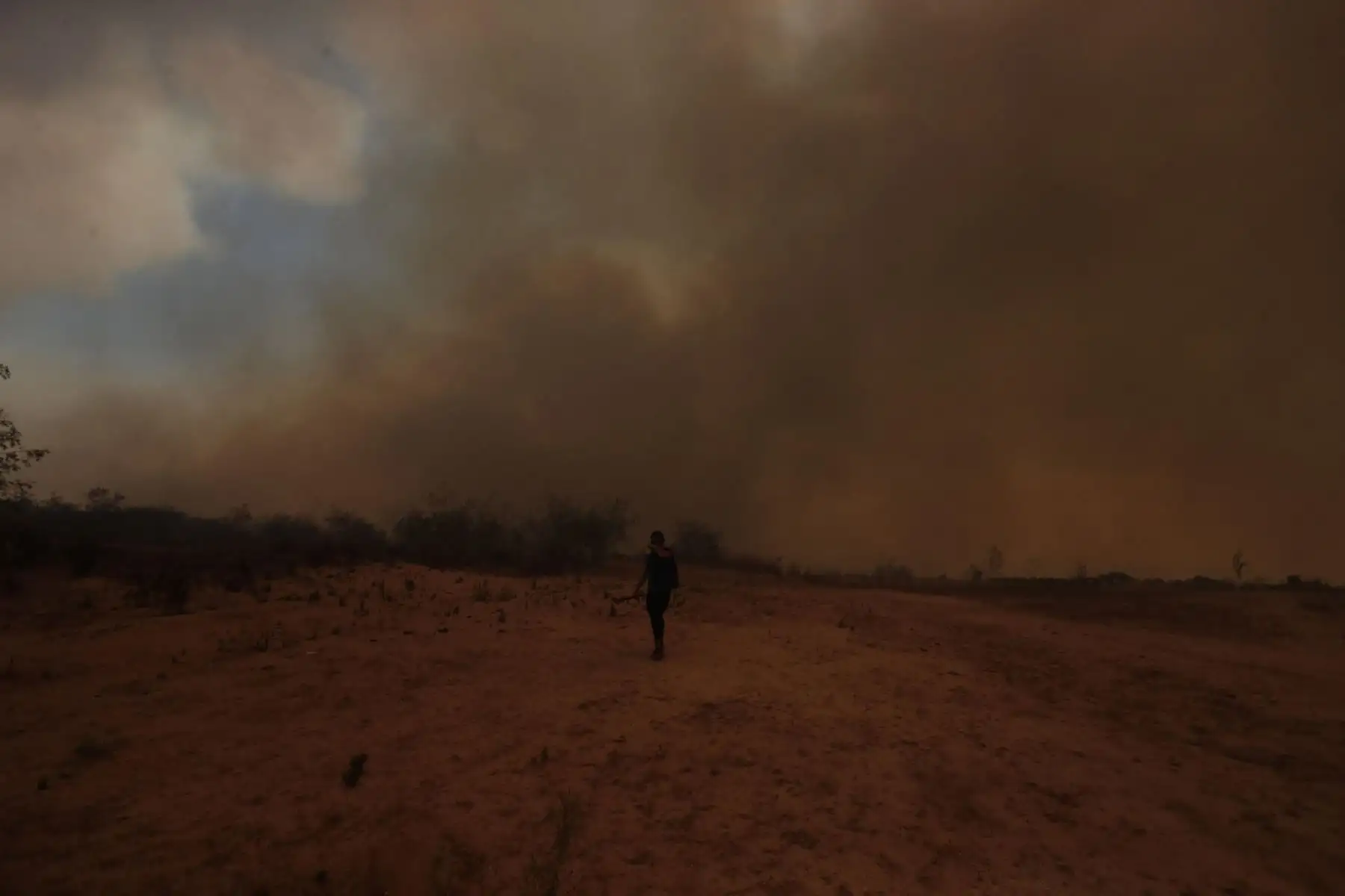 Fotografía de una nube de humo ocasionada por incendios hoy, en Viña del Mar (Chile). Los incendios en la región central de Valparaíso han causado por lo menos 19 muertos, según reportes oficiales. 
Foto:EFE