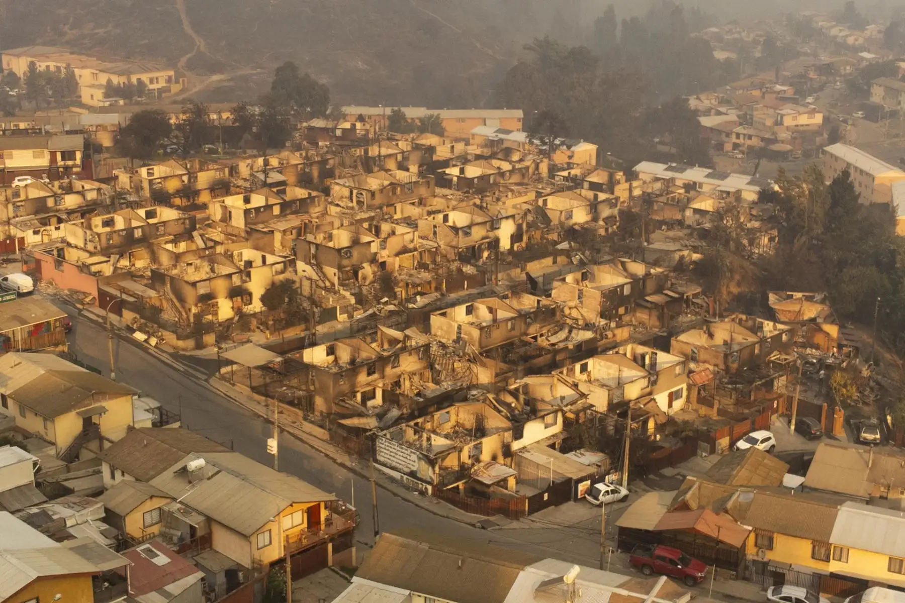 Fotografía aérea que muestra las viviendas afectadas por incendios forestales que afectan la zona de El Olivar, Viña del Mar, Región de Valparaiso (Chile). Los incendios en la región central de Valparaíso han causado por lo menos 19 muertos, según reportes oficiales. 
Foto: EFE