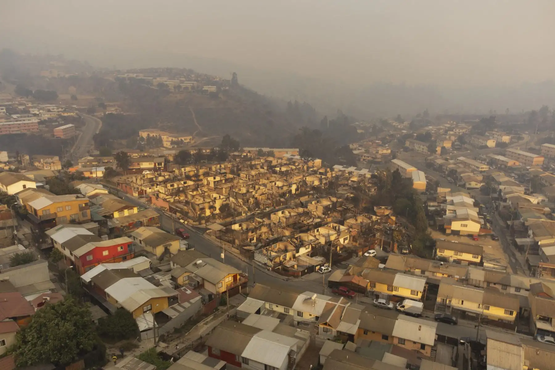 Fotografía aérea que muestra las viviendas afectadas por incendios forestales que afectan la zona de El Olivar, Viña del Mar, Región de Valparaiso (Chile). Los incendios en la región central de Valparaíso han causado por lo menos 19 muertos, según reportes oficiales.
Foto: EFE