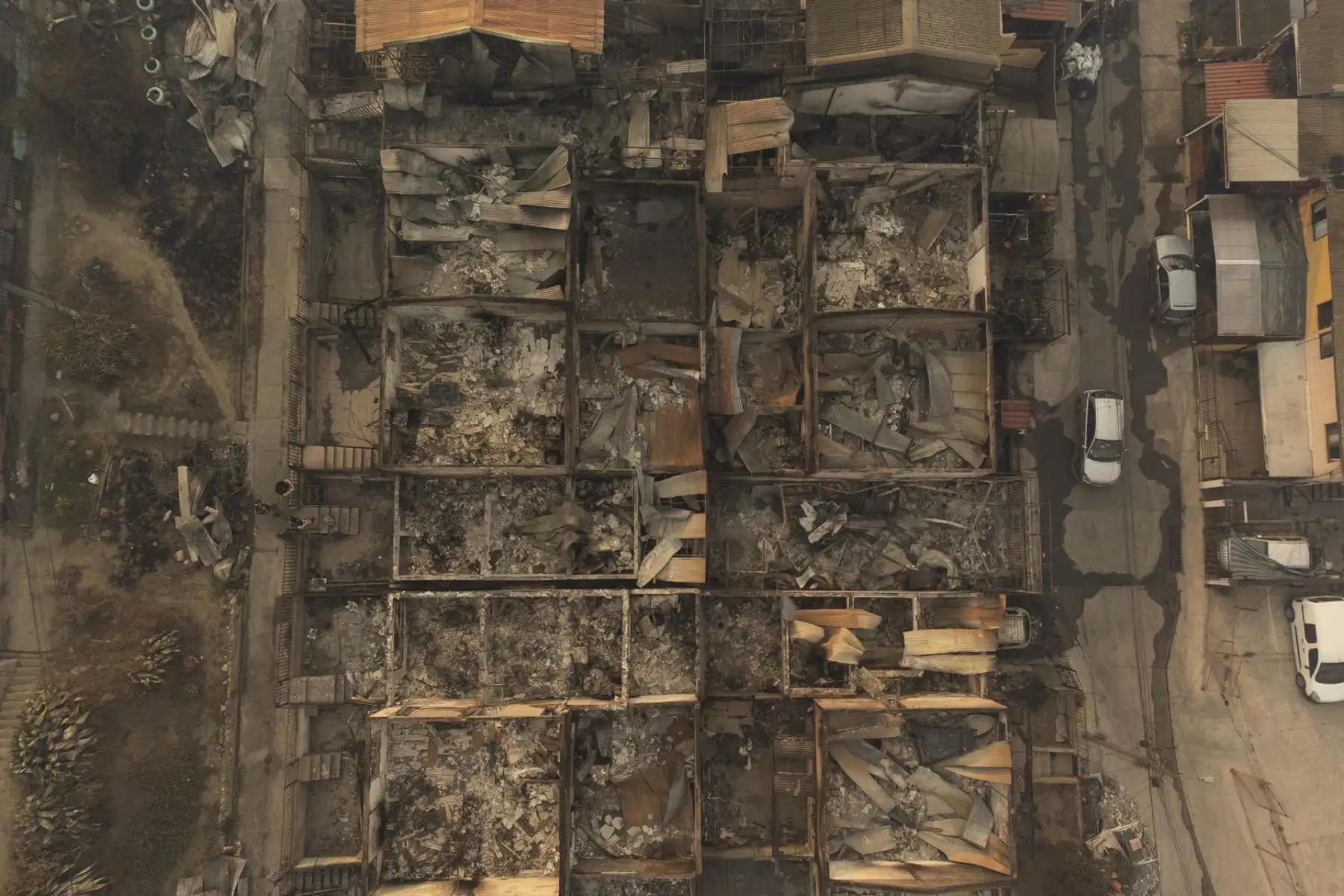 Fotografía aérea que muestra las viviendas afectadas por incendios forestales que afectan la zona de El Olivar, Viña del Mar, Región de Valparaiso (Chile). Los incendios en la región central de Valparaíso han causado por lo menos 19 muertos, según reportes oficiales.
Foto: EFE