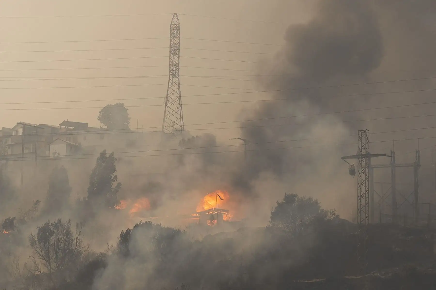 Fotografía que muestra incendios forestales que afectan la zona de Canal Beagle, Viña del Mar, Región de Valparaiso (Chile). Los incendios en la región central de Valparaíso han causado por lo menos 19 muertos, según reportes oficiales.
Foto: EFE