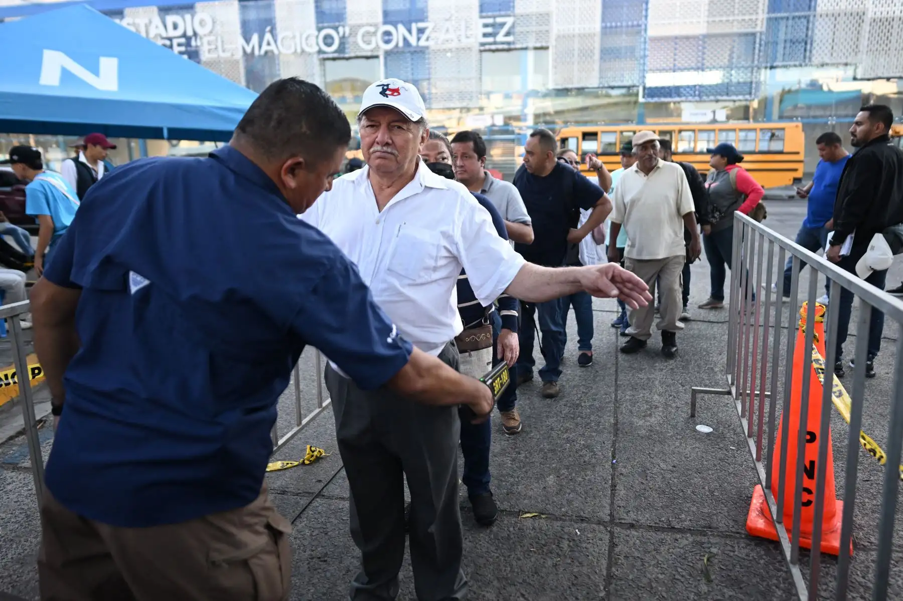 Se registra a personas antes de ingresar a un colegio electoral durante las elecciones presidenciales y legislativas en San Salvador el 4 de febrero de 2024. Las urnas abrieron en El Salvador el domingo con la victoria en la bolsa para el actual presidente Nayib Bukele gracias a su guerra sin límites contra las pandillas. que ha reducido las tasas de homicidio en una nación cansada de la violencia.
Foto: AFP