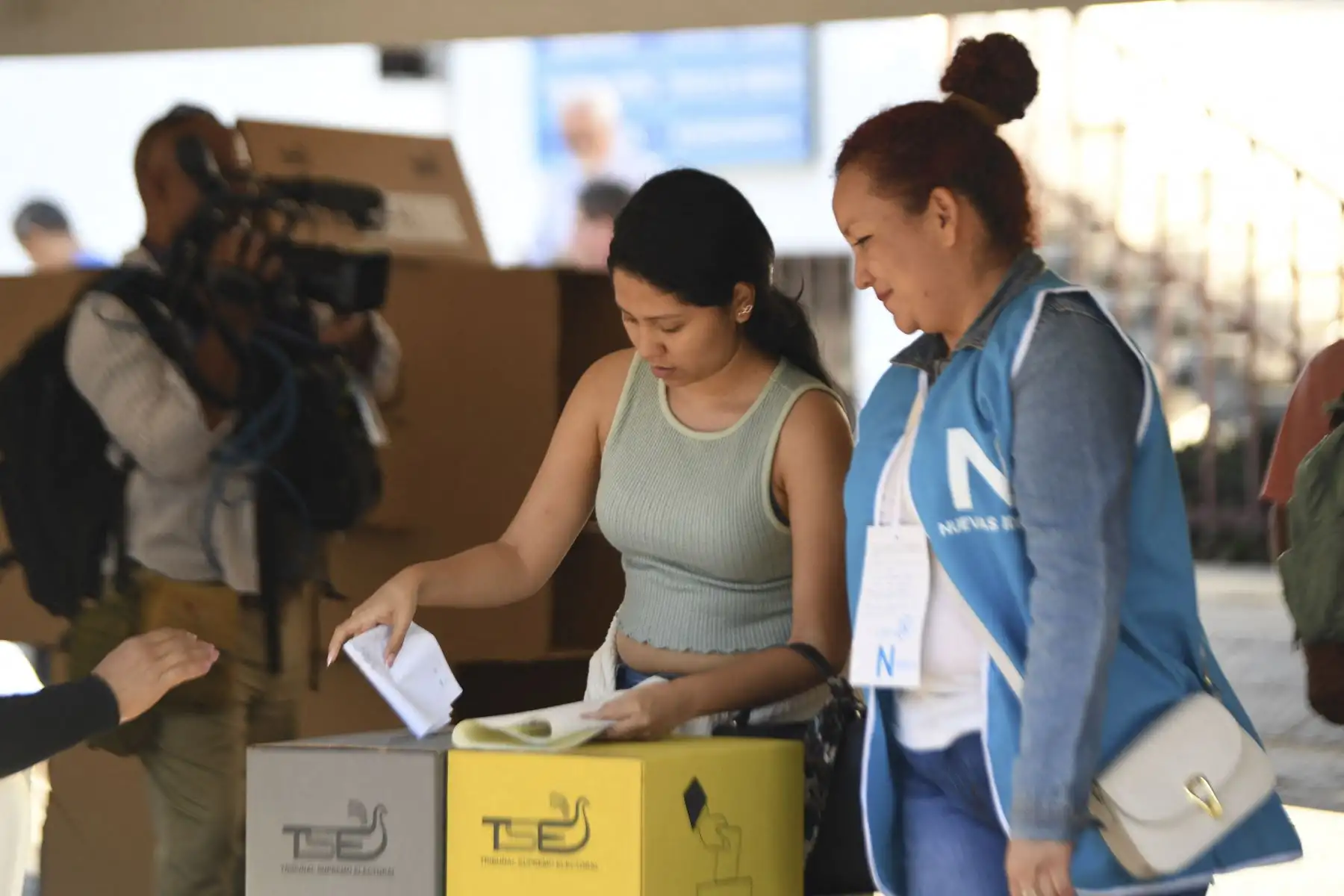 Una mujer vota durante las elecciones presidenciales y legislativas en un colegio electoral en San Salvador el 4 de febrero de 2024. Las urnas se abrieron en El Salvador el domingo con la victoria en la bolsa para el actual presidente Nayib Bukele gracias a su guerra sin límites contra pandillas que ha reducido las tasas de homicidio en una nación cansada de la violencia.
Foto: AFP