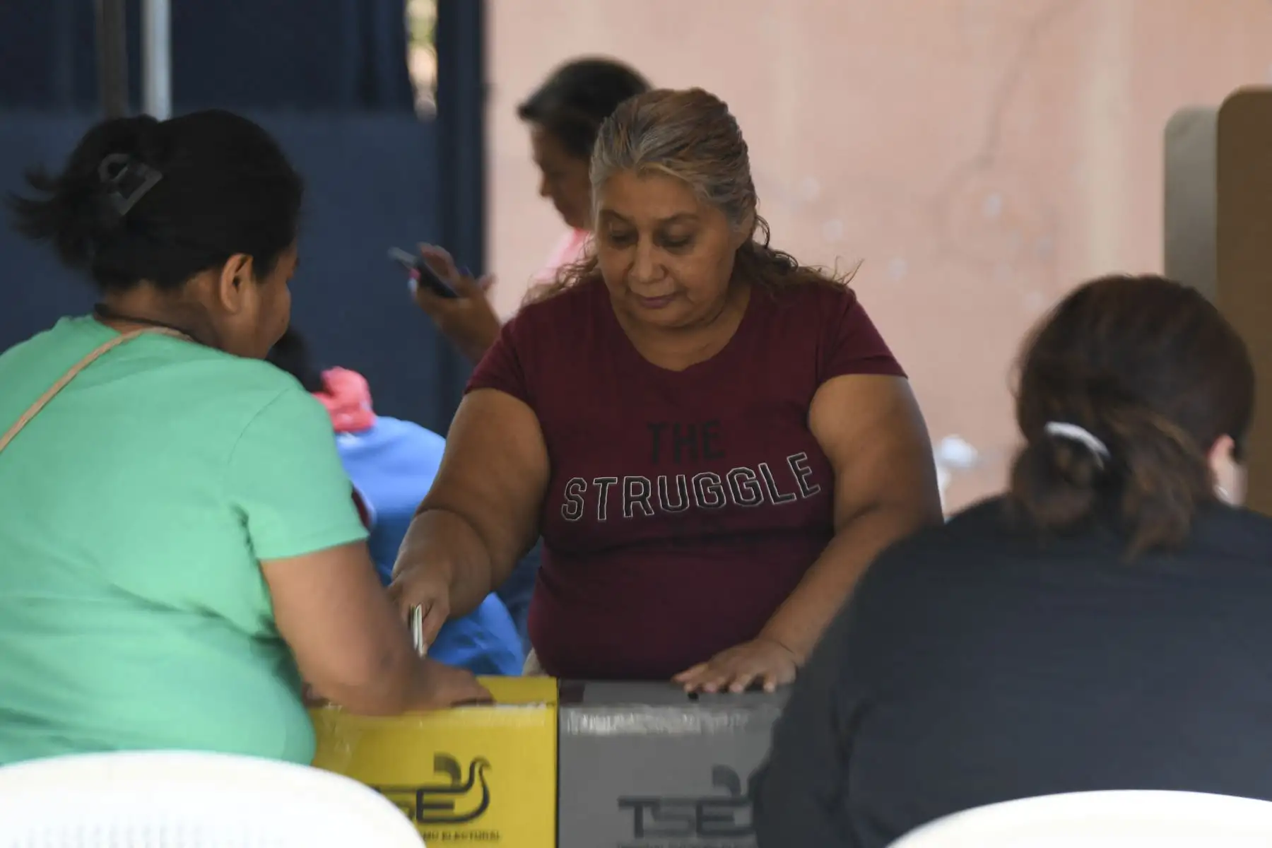 Una mujer vota durante las elecciones presidenciales y legislativas en un colegio electoral en San Salvador el 4 de febrero de 2024. Las urnas se abrieron en El Salvador el domingo con la victoria en la bolsa para el actual presidente Nayib Bukele gracias a su guerra sin límites contra pandillas que ha reducido las tasas de homicidio en una nación cansada de la violencia.
Foto:AFP
Foto: AFP