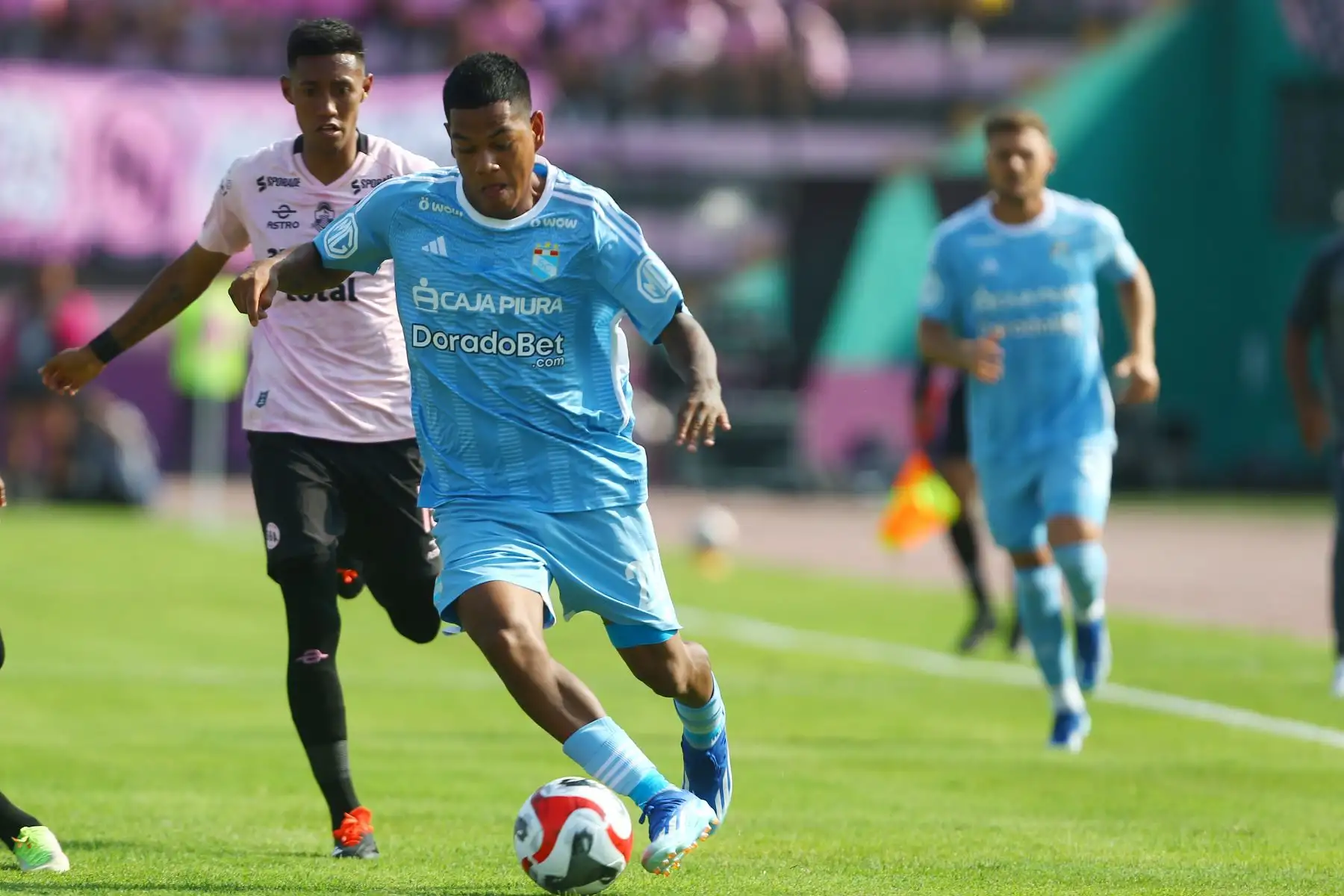 Sport Boys se enfrenta a Sporting Cristal por la fecha 2 de la Liga 1 Apertura  en el estadio Miguel Grau  del Callao. En la imagen, el jugador Joao Grimaldo.
Foto: ANDINA/Eddy Ramos