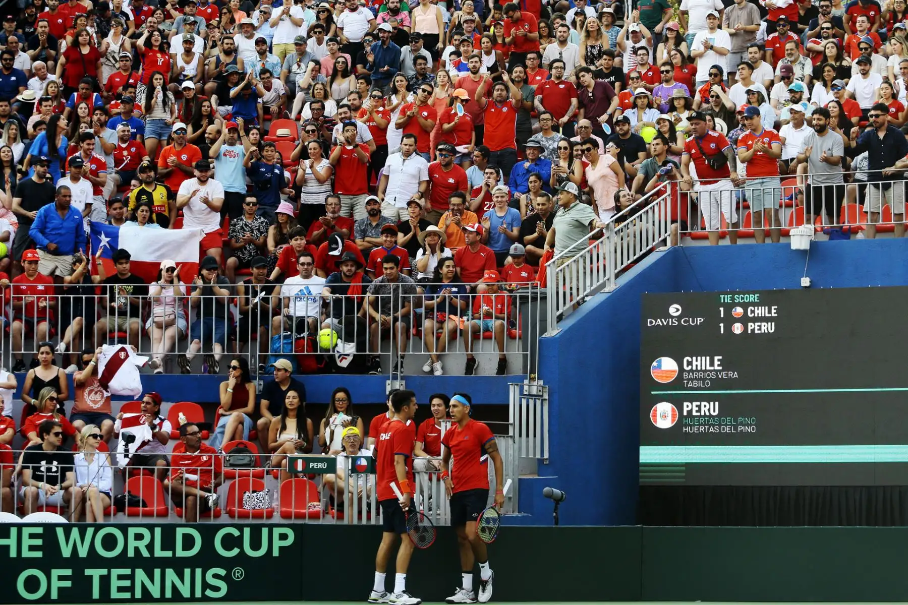 En Santiago de Chile, los hermanos Arklon Huertas Del Pino y Conner Huertas del Pino de Perú vencieron 7-5 y 6-3 en dobles de tenis a la dupla chilena Tomás Barrios Vera y Alejandro Tabilo, por las clasificatorias a la Copa David. Foto: EFE