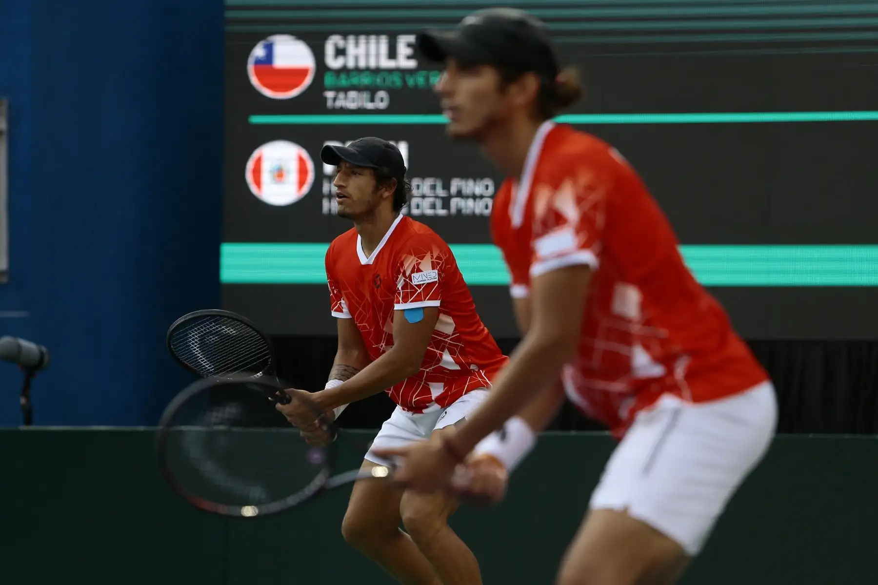 En Santiago de Chile, los hermanos Arklon Huertas Del Pino y Conner Huertas del Pino de Perú vencieron 7-5 y 6-3 en dobles de tenis a la dupla chilena Tomás Barrios Vera y Alejandro Tabilo, por las clasificatorias a la Copa David. Foto: EFE