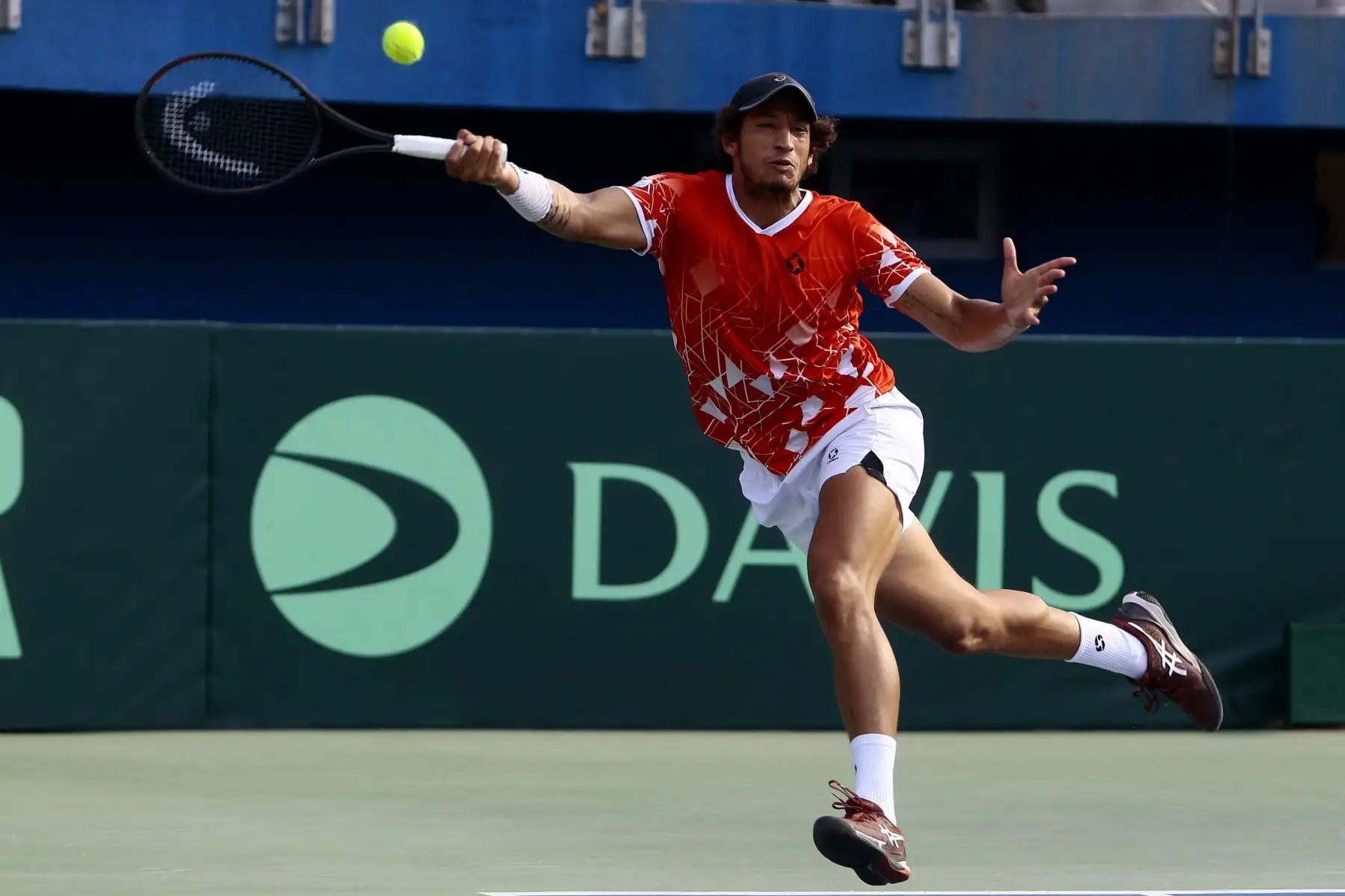 En Santiago de Chile, los hermanos Arklon Huertas Del Pino y Conner Huertas del Pino de Perú vencieron 7-5 y 6-3 en dobles de tenis a la dupla chilena Tomás Barrios Vera y Alejandro Tabilo, por las clasificatorias a la Copa David. Foto: EFE