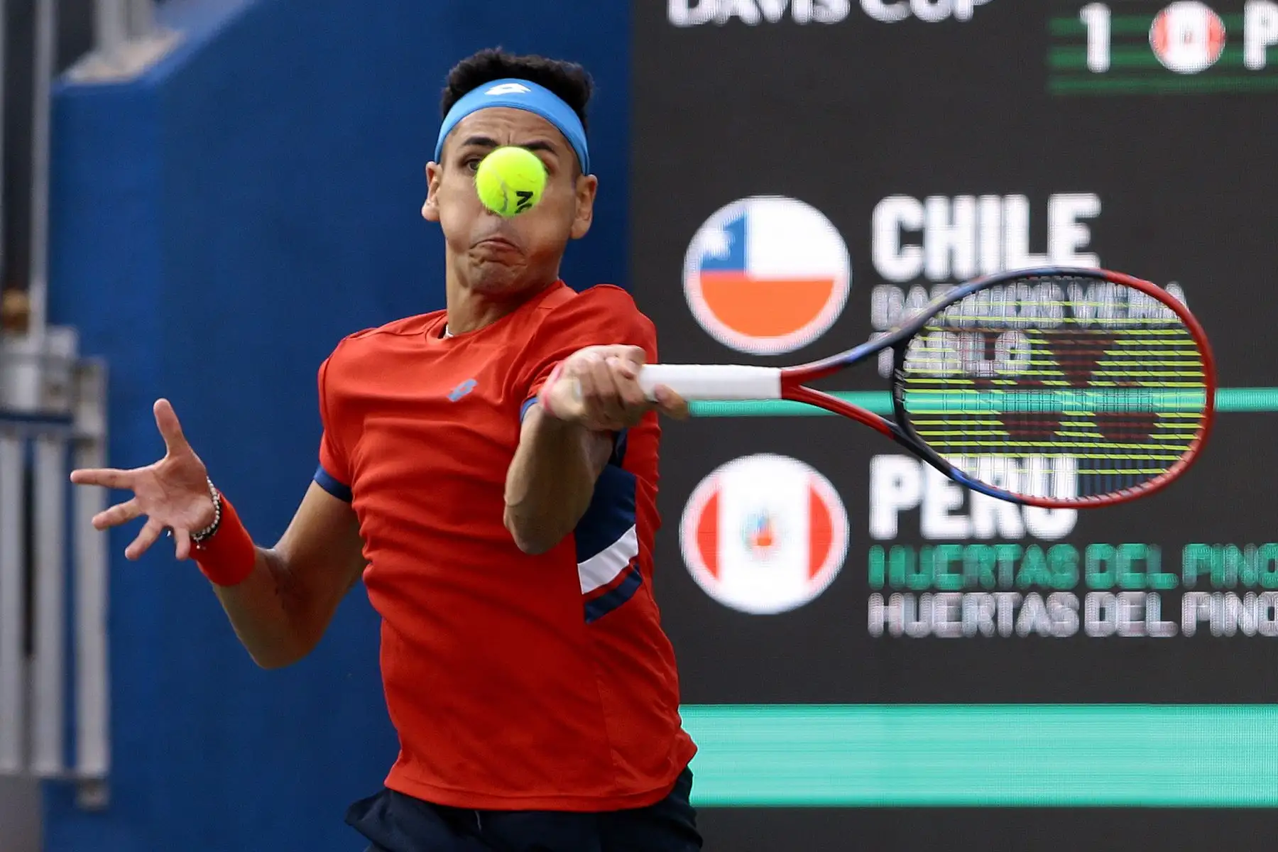 En Santiago de Chile, los hermanos Arklon Huertas Del Pino y Conner Huertas del Pino de Perú vencieron 7-5 y 6-3 en dobles de tenis a la dupla chilena Tomás Barrios Vera y Alejandro Tabilo, por las clasificatorias a la Copa David. Foto: EFE