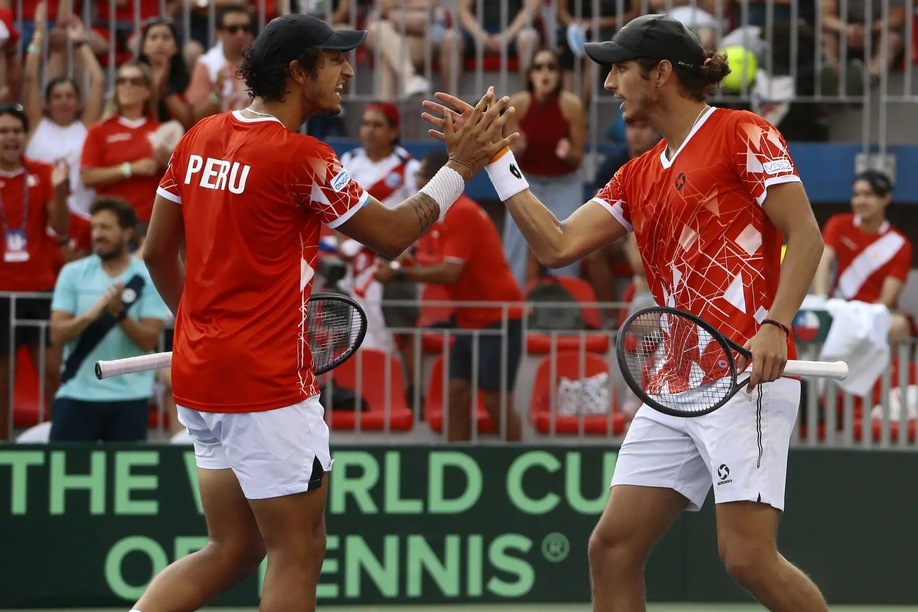 En Santiago de Chile, los hermanos Arklon Huertas Del Pino y Conner Huertas del Pino de Perú vencieron 7-5 y 6-3 en dobles de tenis a la dupla chilena Tomás Barrios Vera y Alejandro Tabilo, por las clasificatorias a la Copa David. Foto: EFE