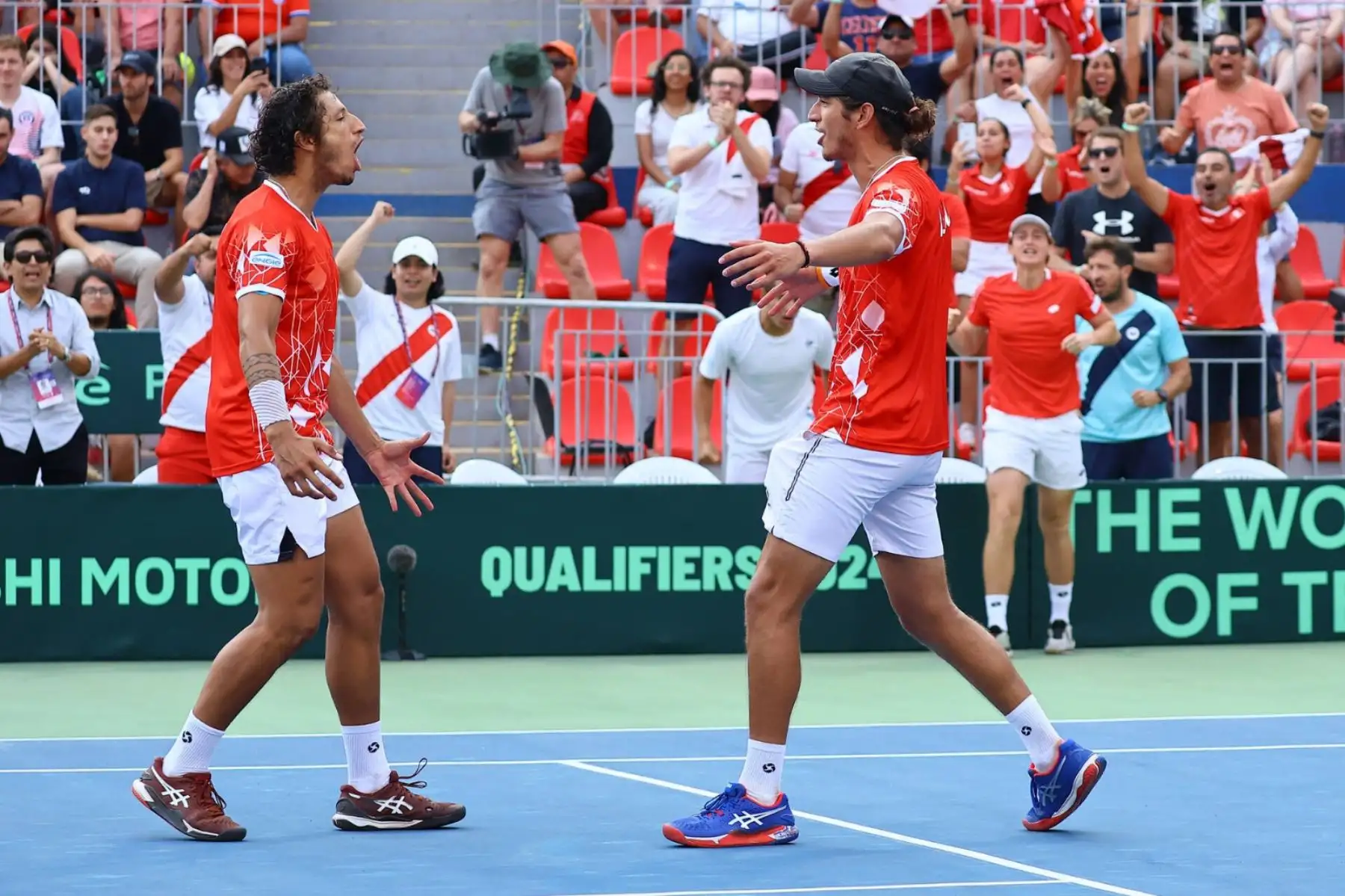 En Santiago de Chile, los hermanos Arklon Huertas Del Pino y Conner Huertas del Pino de Perú vencieron 7-5 y 6-3 en dobles de tenis a la dupla chilena Tomás Barrios Vera y Alejandro Tabilo, por las clasificatorias a la Copa David. Foto: Copa Davis