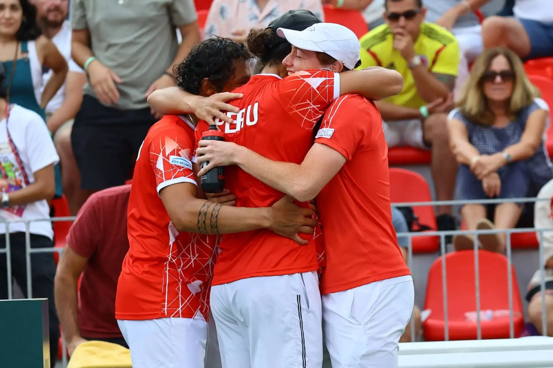 En Santiago de Chile, los hermanos Arklon Huertas Del Pino y Conner Huertas del Pino de Perú vencieron 7-5 y 6-3 en dobles de tenis a la dupla chilena Tomás Barrios Vera y Alejandro Tabilo, por las clasificatorias a la Copa David. Foto: Copa Davis