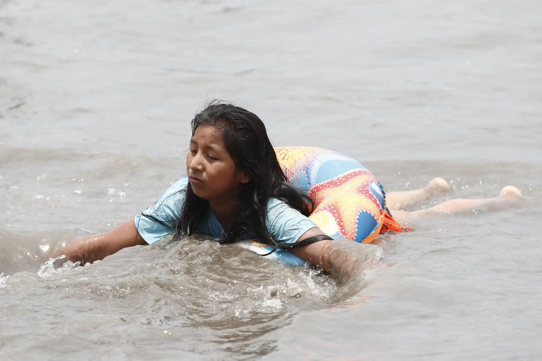 Ante las altas temperaturas registradas en las últimas semanas en Lima, que llegaron hasta los 33ºC de sensación térmica, los limeños buscan refrescarse de diversas formas, y una de ellas es acudir a las playas de la capital. Foto: ANDINA/Daniel Bracamonte