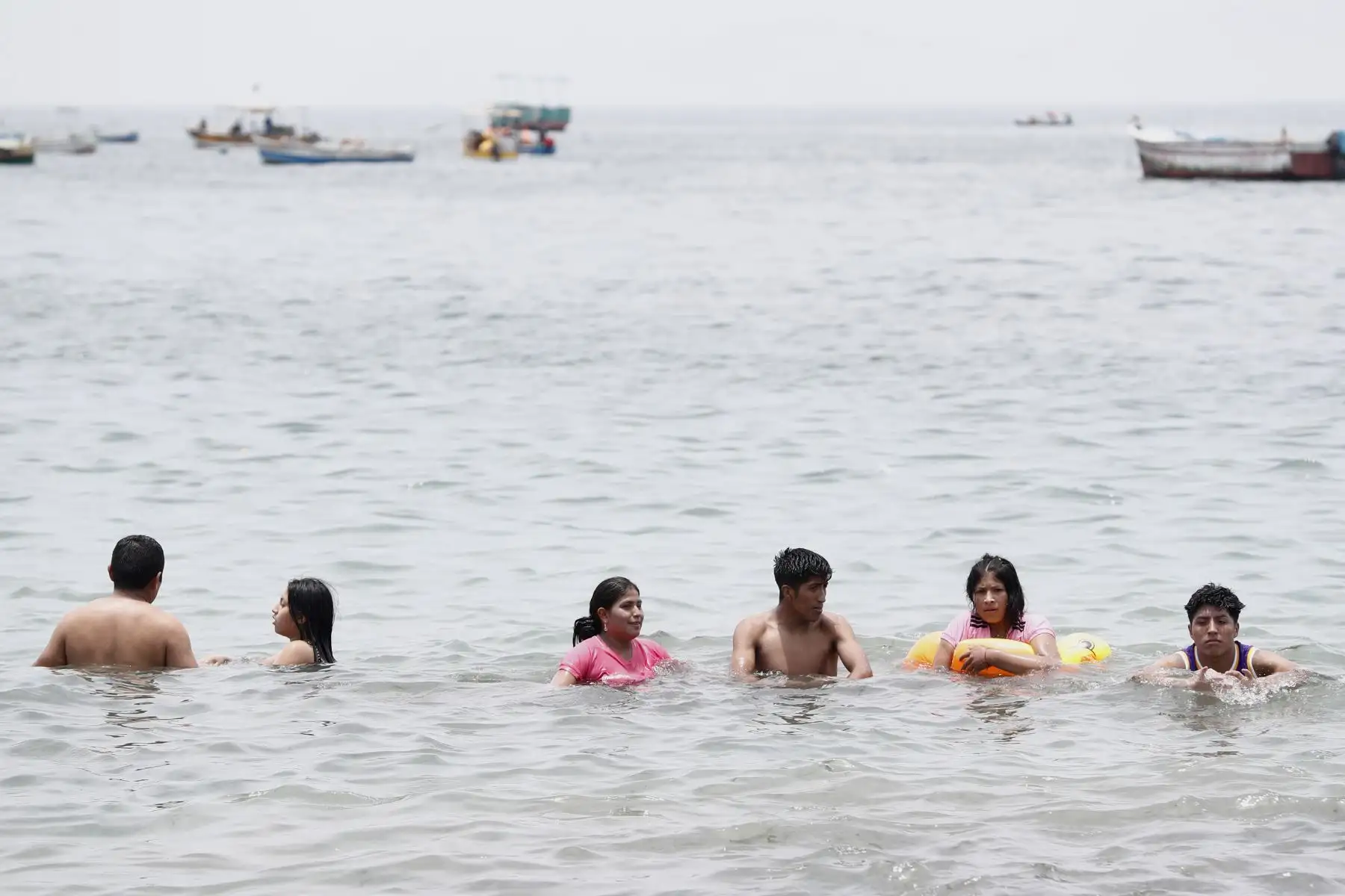 Ante las altas temperaturas registradas en las últimas semanas en Lima, que llegaron hasta los 33ºC de sensación térmica, los limeños buscan refrescarse de diversas formas, y una de ellas es acudir a las playas de la capital. Foto: ANDINA/Daniel Bracamonte