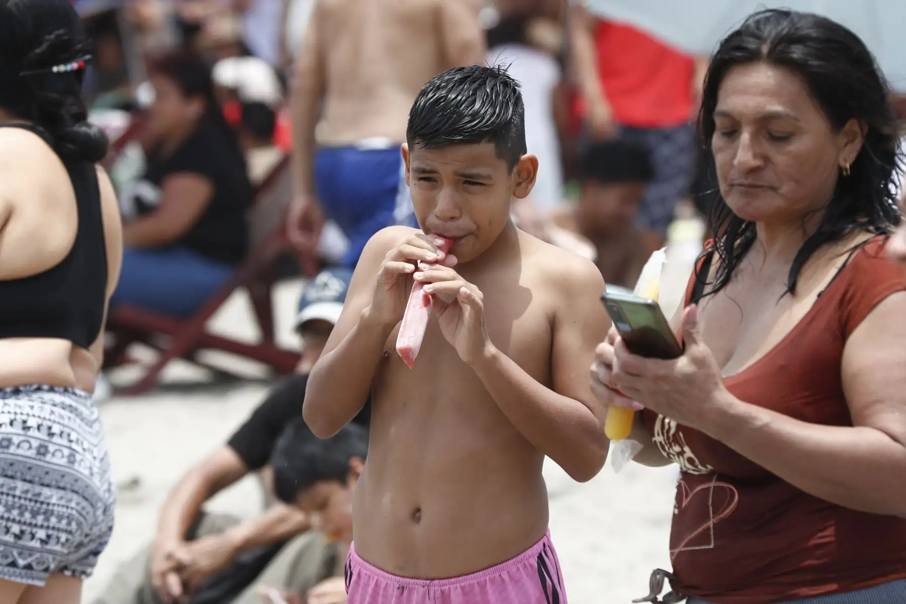 Los veraneantes que acuden a la playa Agua Dulce de Chorrillos buscan disipar el fuerte calor que se siente en la ciudad de Lima en las últimas semanas, con el consumo de bebidas y productos comestibles helados. Foto: ANDINA/Daniel Bracamonte