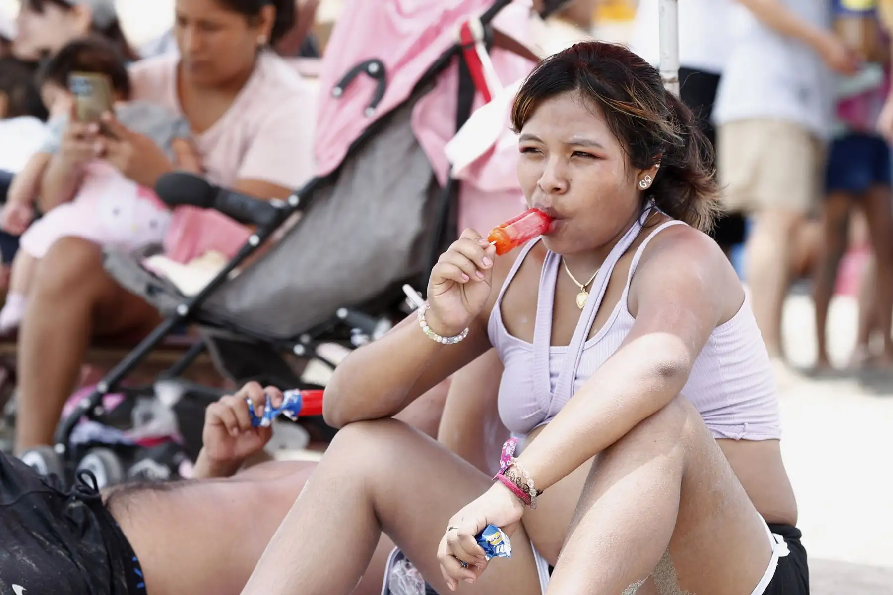 Los veraneantes que acuden a la playa Agua Dulce de Chorrillos buscan disipar el fuerte calor que se siente en la ciudad de Lima en las últimas semanas, con el consumo de bebidas y productos comestibles helados. Foto: ANDINA/Daniel Bracamonte