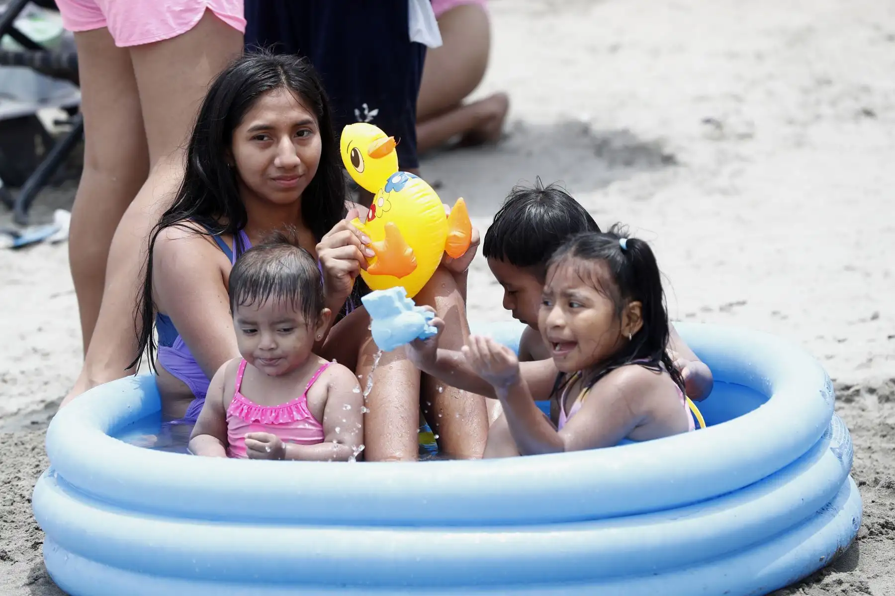 Ante las altas temperaturas registradas en las últimas semanas en Lima, que llegaron hasta los 33ºC de sensación térmica, los limeños buscan refrescarse de diversas formas, y una de ellas es acudir a las playas de la capital. Foto: ANDINA/Daniel Bracamonte