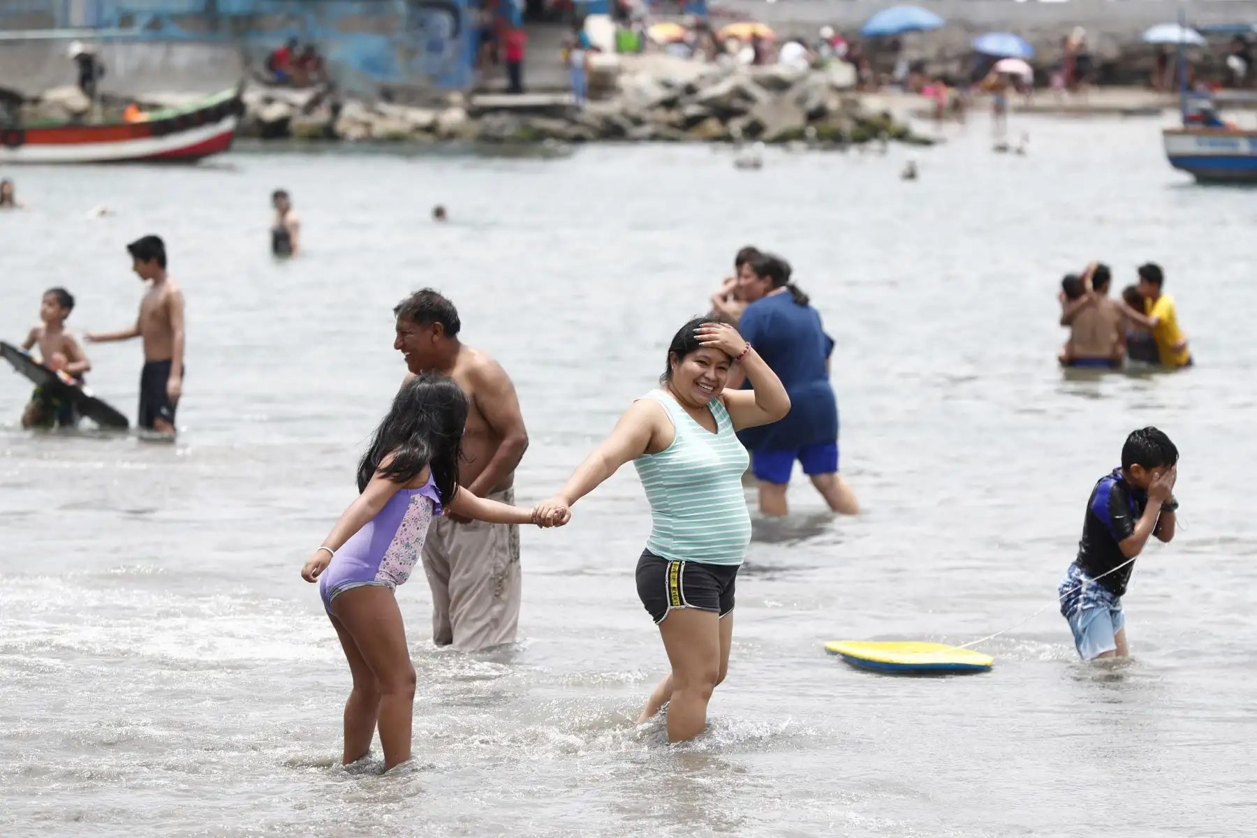Limeños acuden masivamente a la playa Agua Dulce de Chorrillos para refrescarse y pasar un momento agradable en familia y con amigos, ante las altas temperaturas registradas en las últimas semanas en Lima, que llegaron hasta los 33ºC de sensación térmica. Foto: ANDINA/Daniel Bracamonte