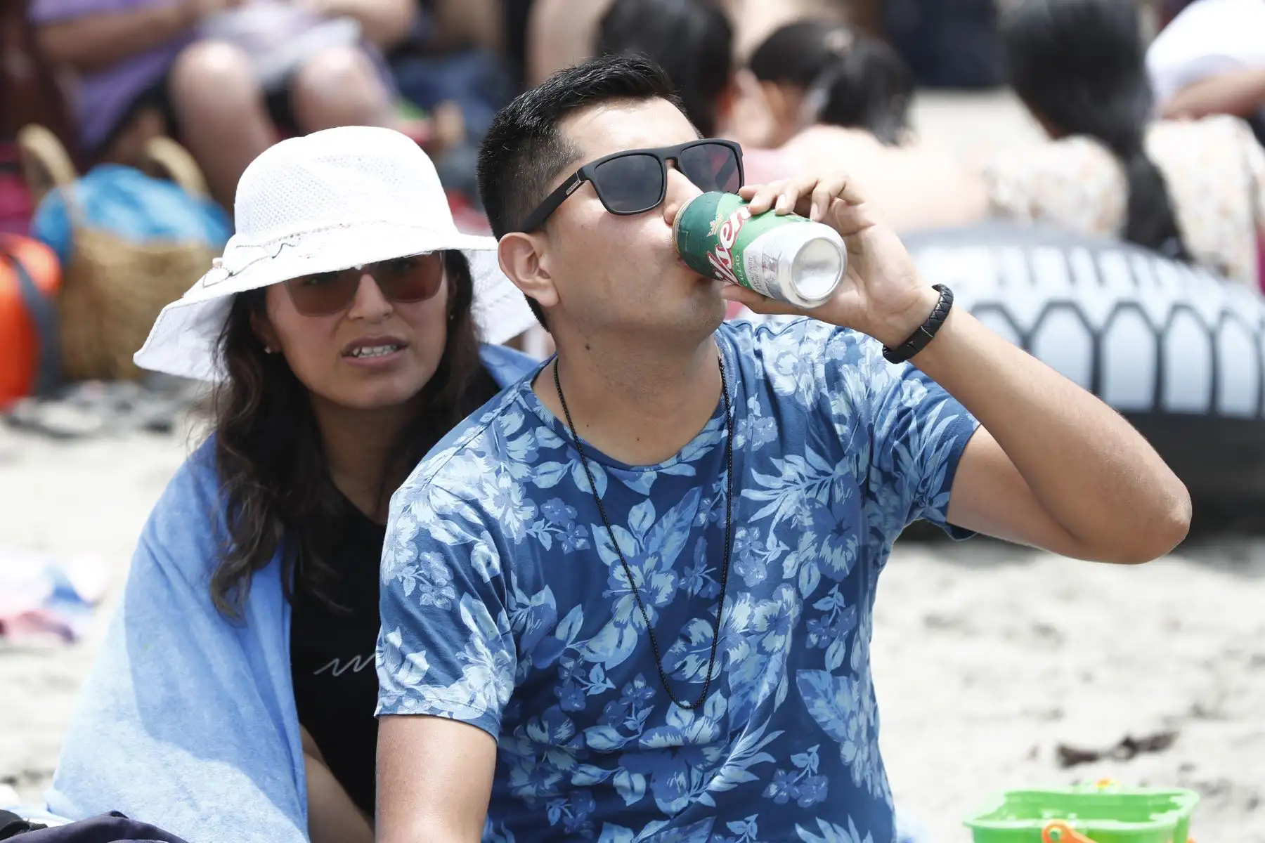 Los veraneantes que acuden a la playa Agua Dulce de Chorrillos buscan disipar el fuerte calor que se siente en la ciudad de Lima en las últimas semanas, con el consumo de bebidas y productos comestibles helados. Foto: ANDINA/Daniel Bracamonte