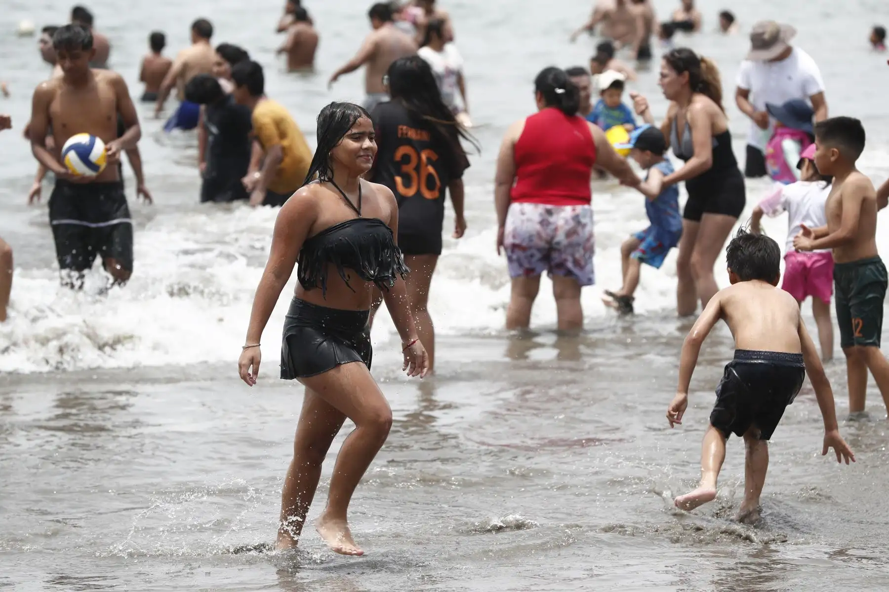 Ante las altas temperaturas registradas en las últimas semanas en Lima, que llegaron hasta los 33ºC de sensación térmica, los limeños buscan refrescarse de diversas formas, y una de ellas es acudir a las playas de la capital. Foto: ANDINA/Daniel Bracamonte