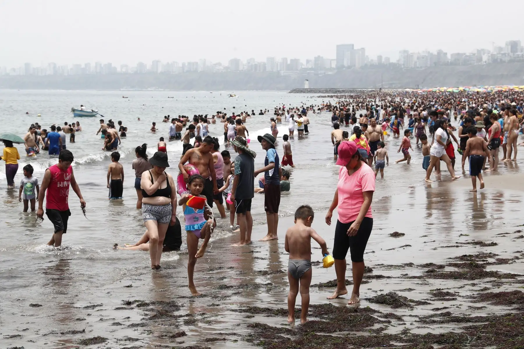 Limeños acuden masivamente a la playa Agua Dulce de Chorrillos para refrescarse y pasar un momento agradable en familia y con amigos, ante las altas temperaturas registradas en las últimas semanas en Lima, que llegaron hasta los 33ºC de sensación térmica. Foto: ANDINA/Daniel Bracamonte