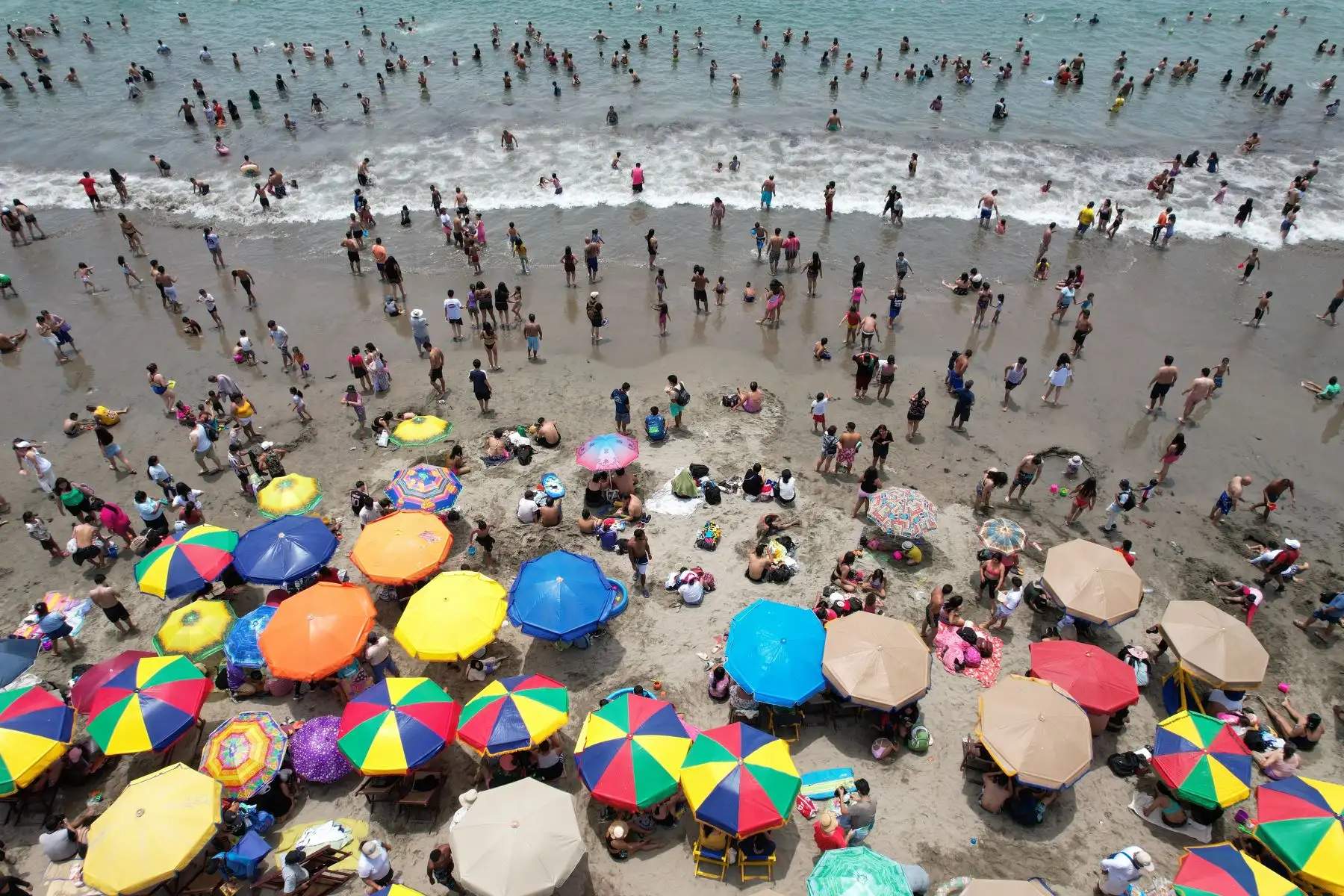 Limeños acuden masivamente a la playa Agua Dulce de Chorrillos para refrescarse y pasar un momento agradable en familia y con amigos, ante las altas temperaturas registradas en las últimas semanas en Lima, que llegaron hasta los 33ºC de sensación térmica. Foto: ANDINA/Daniel Bracamonte