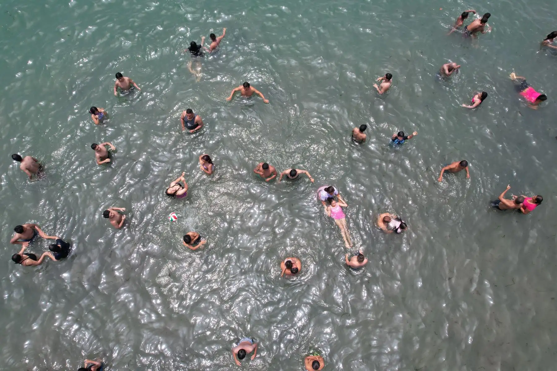 Ante las altas temperaturas registradas en las últimas semanas en Lima, que llegaron hasta los 33ºC de sensación térmica, los limeños buscan refrescarse de diversas formas, y una de ellas es acudir a las playas de la capital. Foto: ANDINA/Daniel Bracamonte