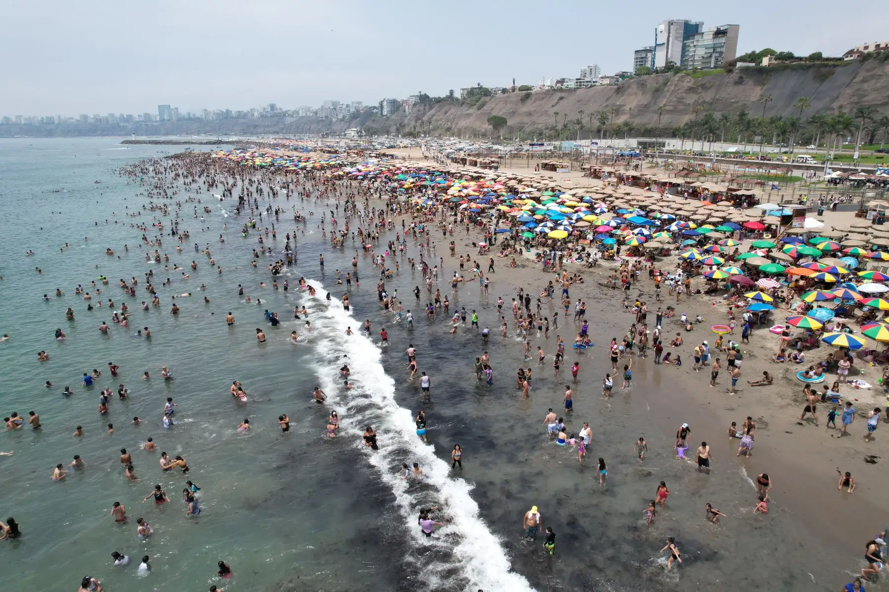 Limeños acuden masivamente a la playa Agua Dulce de Chorrillos para refrescarse y pasar un momento agradable en familia y con amigos, ante las altas temperaturas registradas en las últimas semanas en Lima, que llegaron hasta los 33ºC de sensación térmica. Foto: ANDINA/Daniel Bracamonte