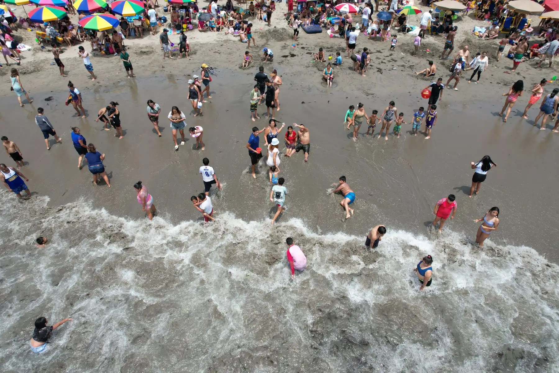 Ante las altas temperaturas registradas en las últimas semanas en Lima, que llegaron hasta los 33ºC de sensación térmica, los limeños buscan refrescarse de diversas formas, y una de ellas es acudir a las playas de la capital. Foto: ANDINA/Daniel Bracamonte