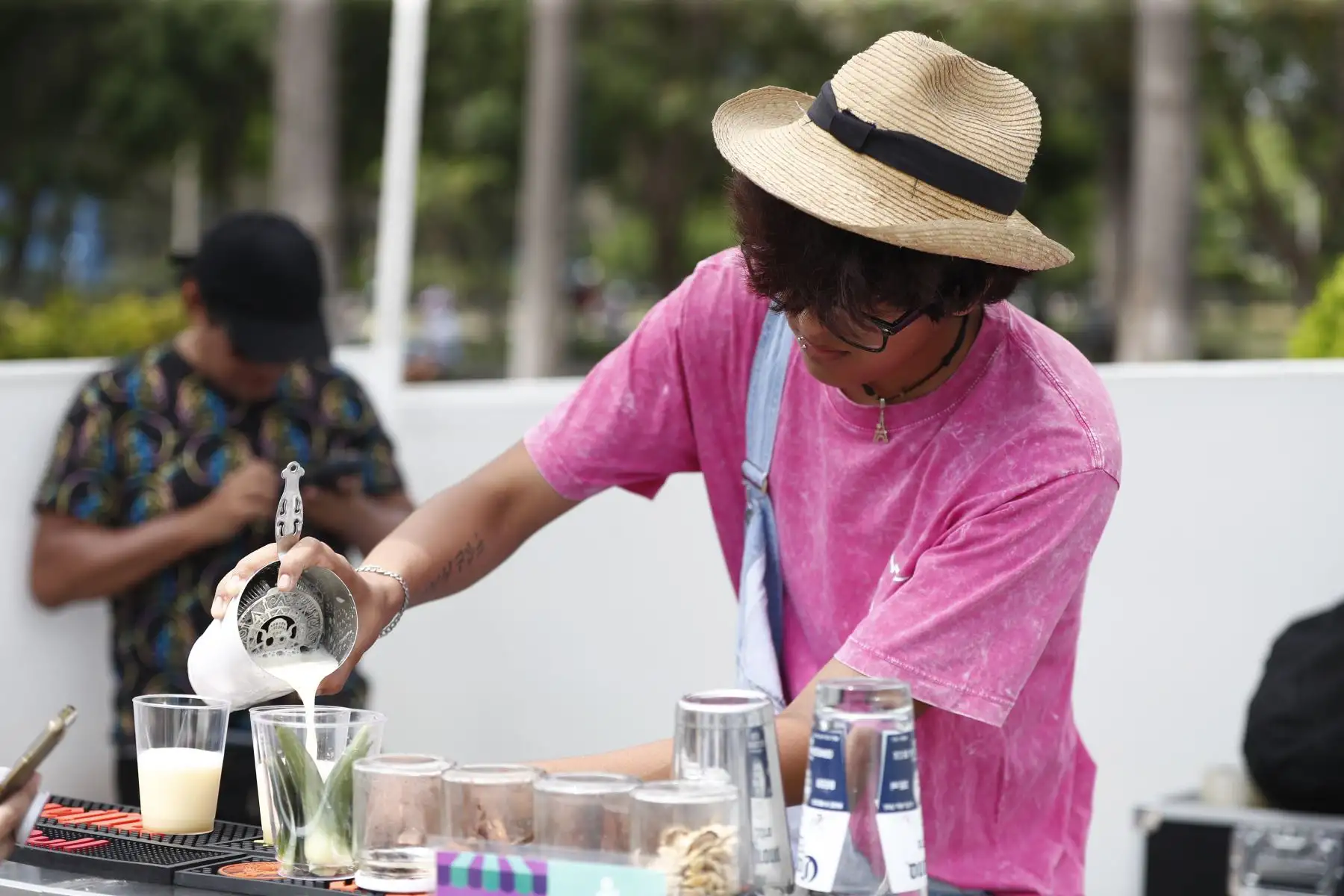 Desde el Campo de Marte en Jesús María, bartenders profesionales elaboran pisco sours de diversos sabores y colores para la degustación del público asistente al festival que se realiza en el marco de las celebraciones por el Día del Pisco Sour. Foto: ANDINA/Daniel Bracamonte
