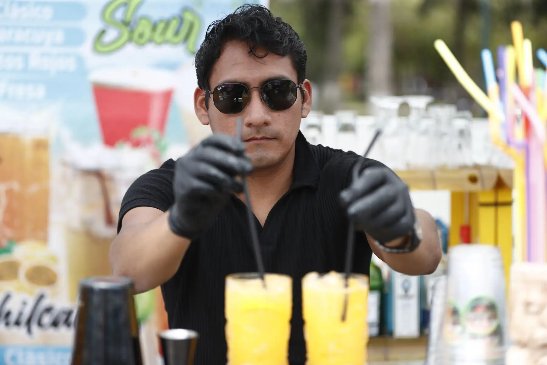 Desde el Campo de Marte en Jesús María, bartenders profesionales elaboran pisco sours de diversos sabores y colores para la degustación del público asistente al festival que se realiza en el marco de las celebraciones por el Día del Pisco Sour. Foto: ANDINA/Daniel Bracamonte