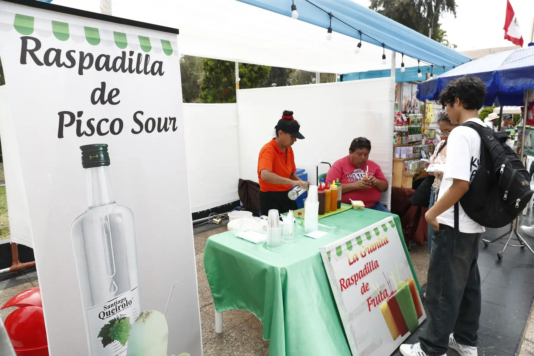 Una de las novedades del Festival del Pisco Sour, que se realiza en el Campo de Marte de Jesús María, es la raspadilla de pisco sour, que se oferta al público asistente al festival. Foto: ANDINA/Daniel Bracamonte